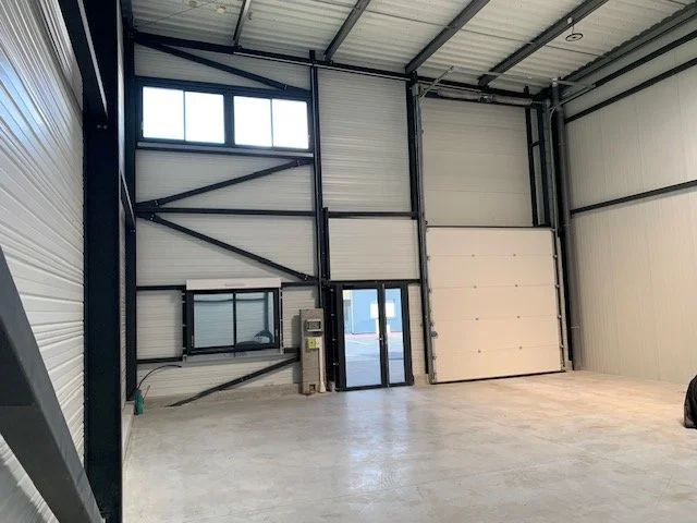 Secteur VANNES-EST, Cellule d’activités en TBE d’environ 130 m². Belle hauteur. Réf LA 205