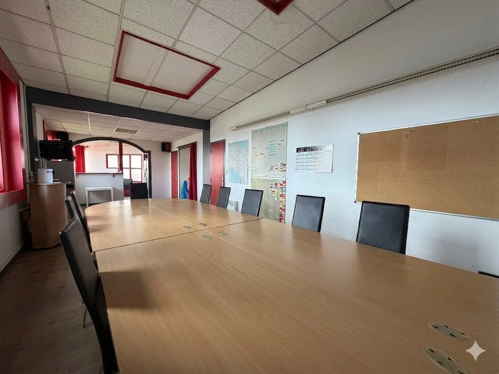 LOUDEAC, immeuble de BUREAUX avec stockage et Grand Terrain constructible . Réf 209