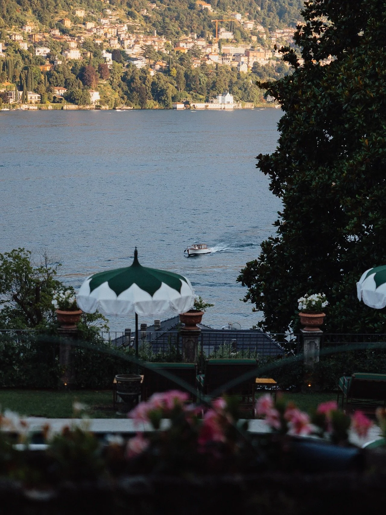 Timeless elegance on Lake Como.
The @seikoitalia Grand Bar Tour cruised across the lake on a classic boat, dropping anchor at the most iconic hotels for unforgettable cocktail tastings. From @mo_lagodicomo to @passalacqualakecomo , and @villalario: e
