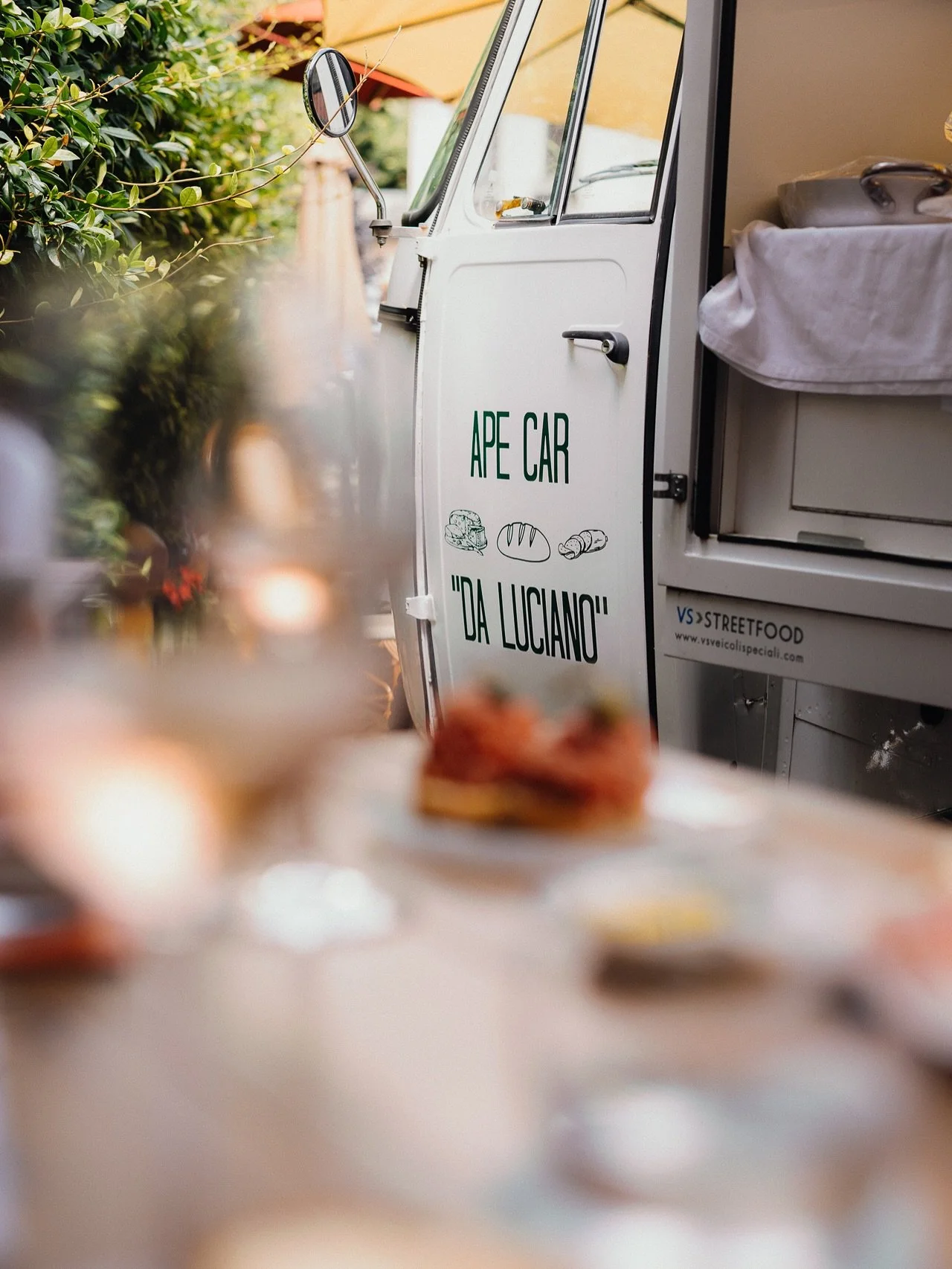 From Laglio to Cernobbio in full style.
The iconic Ape car of @dalucianolaglio rolled right into @piazzetta.lakecomo ,
serving top-quality bites in a truly Italian setting.
We enjoyed a sunny lunch, shared great moments, and toasted with a glass of @