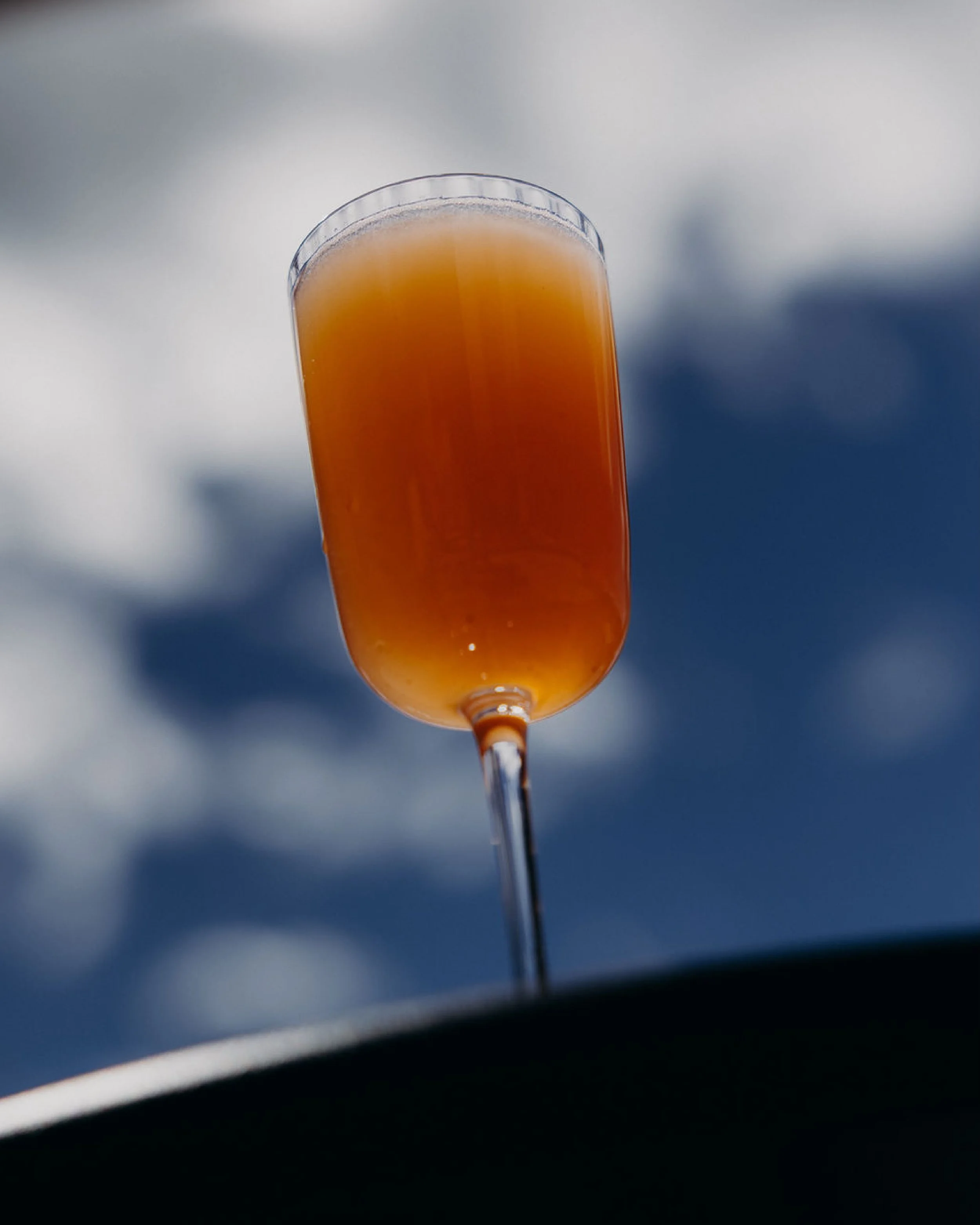 Essenza 13 made with: 

Volc&aacute;n de mi Tierra Blanco
Homemade peach and plum cordial, infused with
black tea and violet
Vodka, vanilla and Lapsang Souchong tea scent

#CLCW26 #ComoLakeCocktailWeek #ComoLake #CelesteBellagio