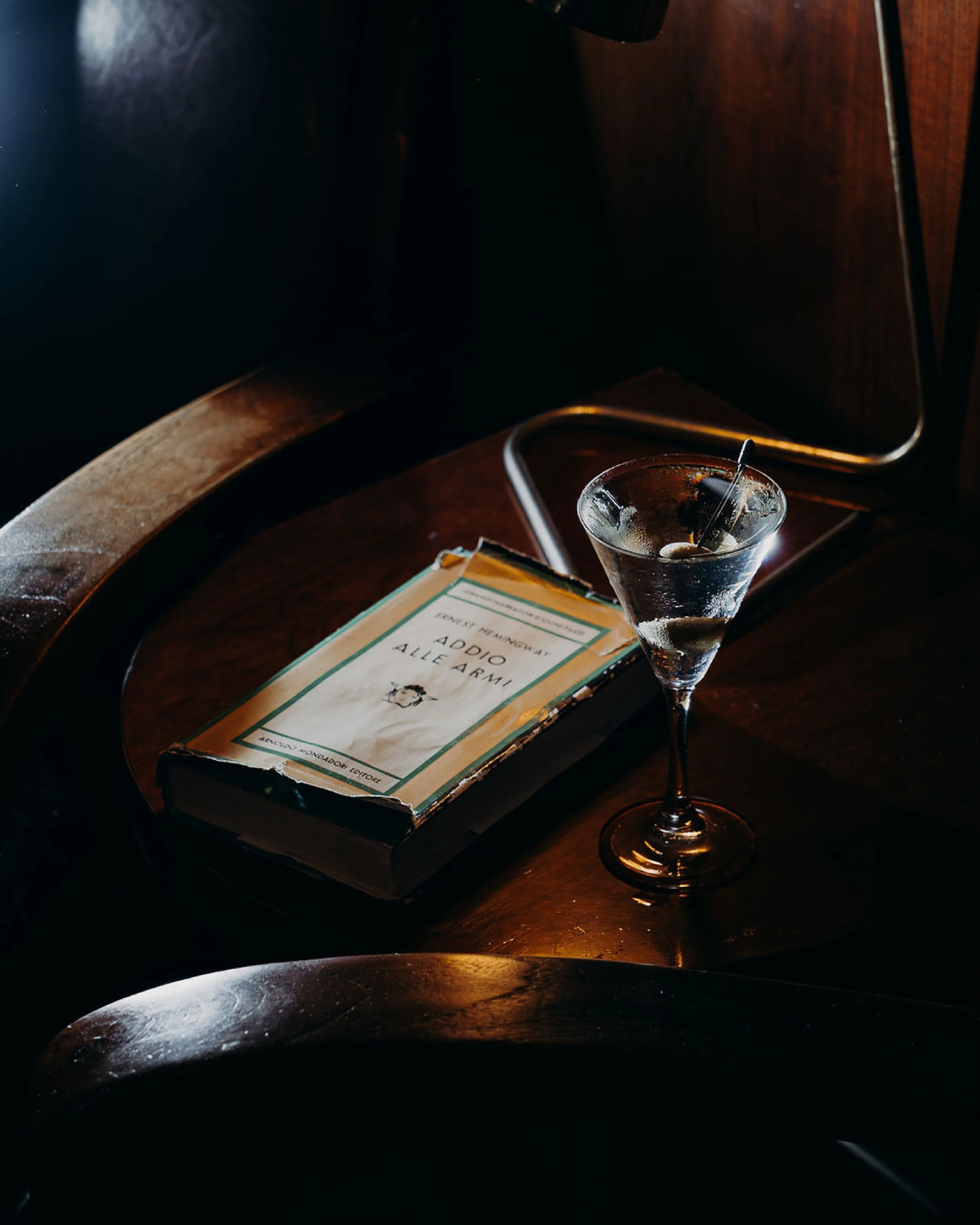 Plainclothes Martini made with:

Belvedere Vodka
Sherry Lustau Manzanilla Papirusa
MonoClab 100% Muschio
Gaurum
Olive in almond brine stuffed with finger lime

#CLCW26 #ComoLakeCocktailWeek #ComoLake #HemingwayCocktailBar