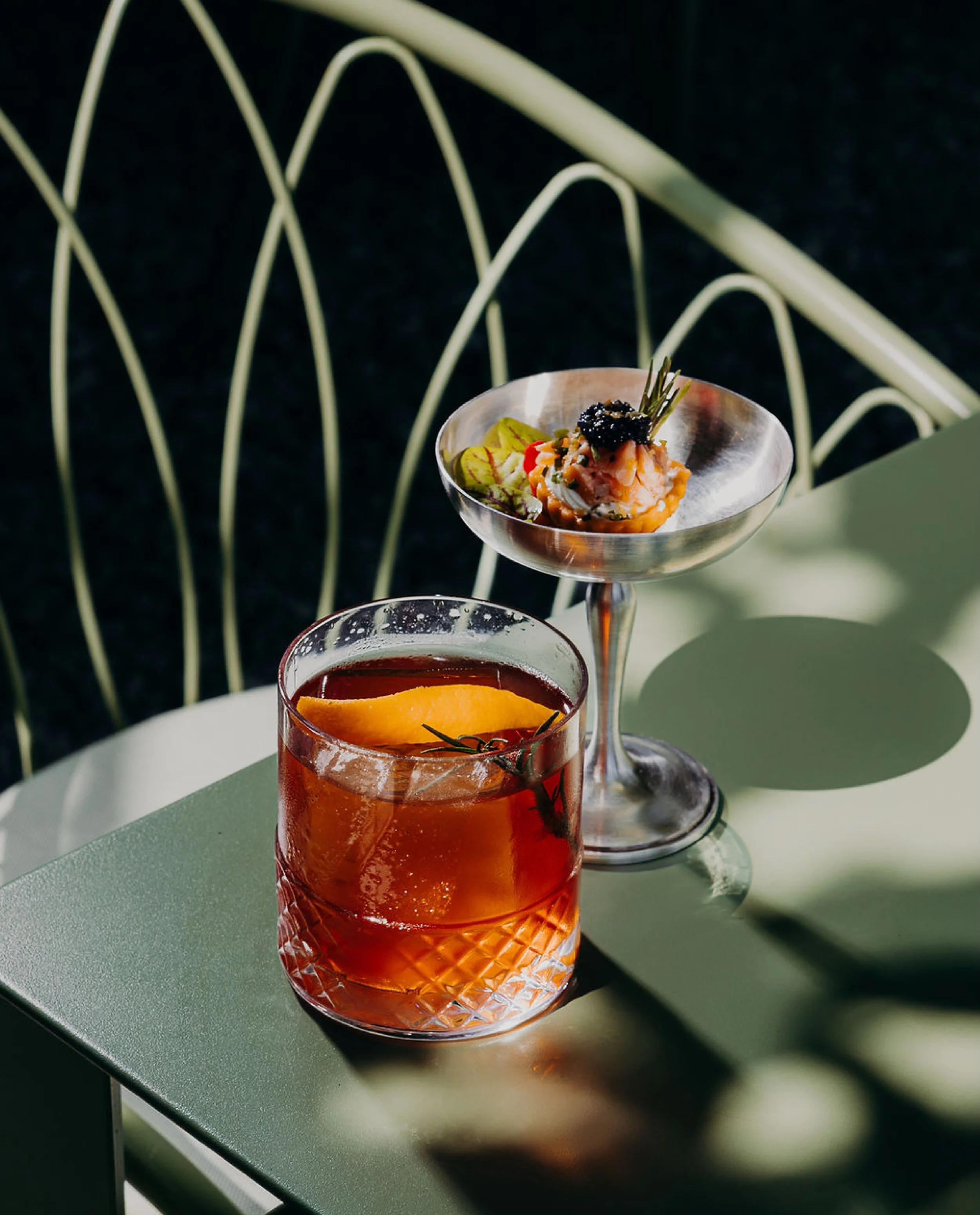 Tra due sponde made with:

Campari
Quaglia B&egrave;rto Vermouth di Torino Superiore Rosso
Rakija
Honey and rosemary
Citrus powder

#CLCW26 #ComoLakeCocktailWeek #ComoLake #GiardinoALago