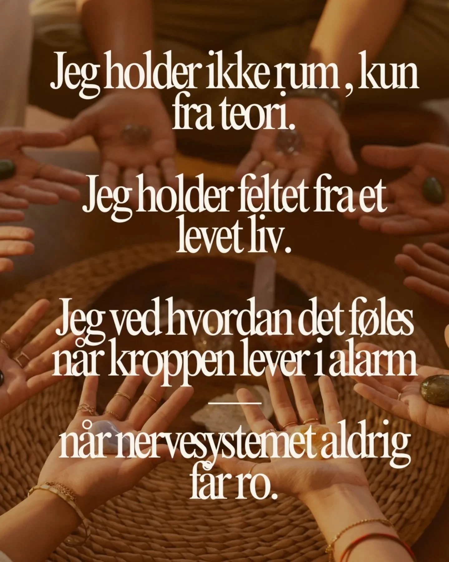 ❤️&zwj;🔥Jeg deler ikke min historie for at blive set.❤️&zwj;🔥

Jeg deler den, fordi det er herfra jeg holder felt.

Jeg ved hvordan det f&oslash;les
n&aring;r kroppen lever i alarm.
N&aring;r man m&aring; forlade, beskytte, genopbygge 
og finde sig