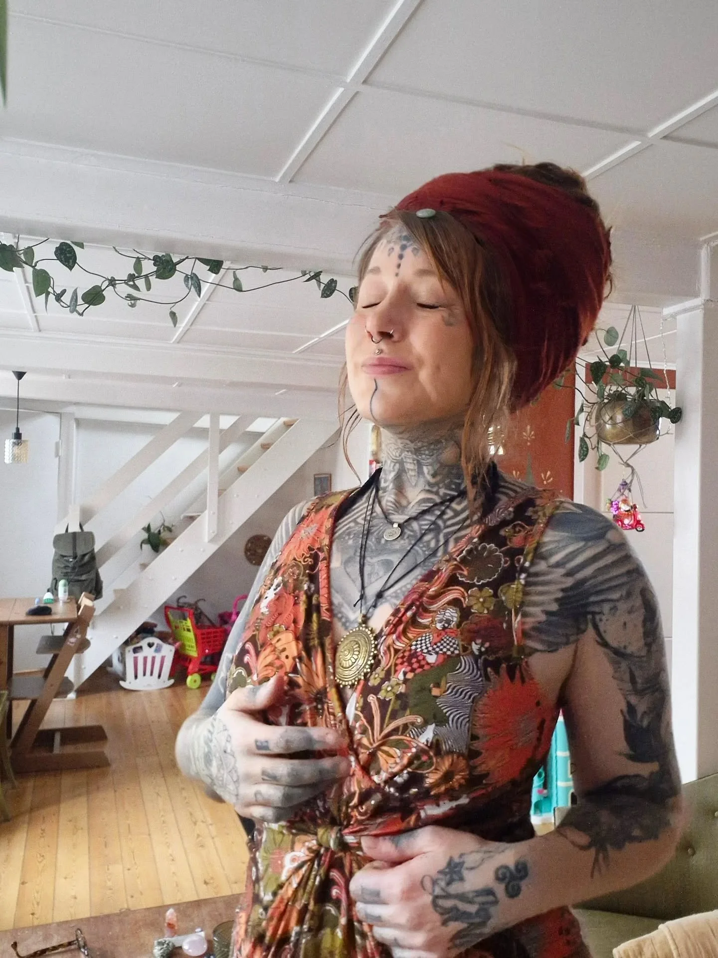 🌹 Rose Lineage Healing 🌹
Jeg har modtaget mit certifikat i Magdalene-linjen ,en moderlinje der arbejder gennem womb-visdom, hjertebevidsthed og feminine mysterier.
Ikke som noget nyt.
Men som noget gen-husket.

#magdalene #christconsciousness #frek