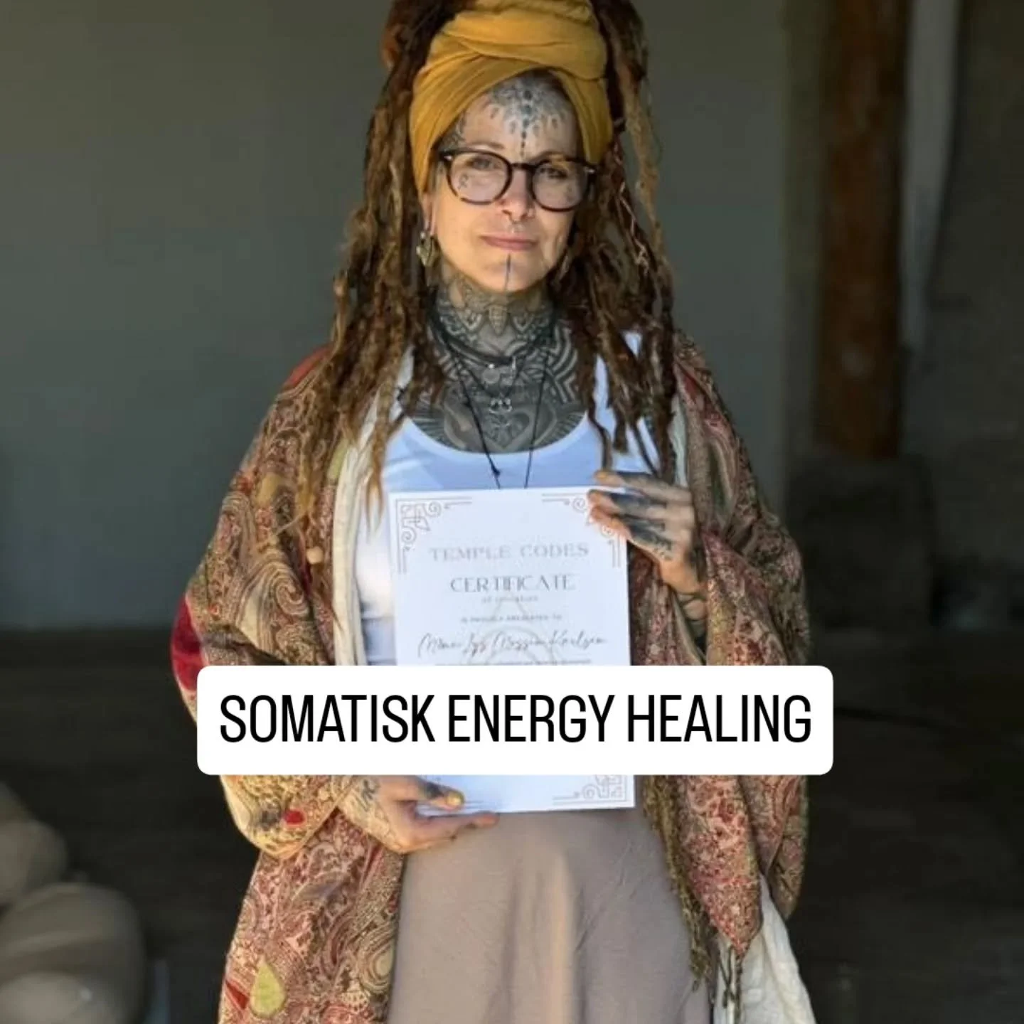 ❤️Alle b&aelig;rer vi p&aring; en historie.❤️

Men din historie er ikke det samme som din identitet.

Mange af os har l&aelig;rt at forst&aring; vores liv gennem fort&aelig;llingerne om det, der skete.

Traumer. Svigt. Sorg. M&oslash;nstre vi har b&a