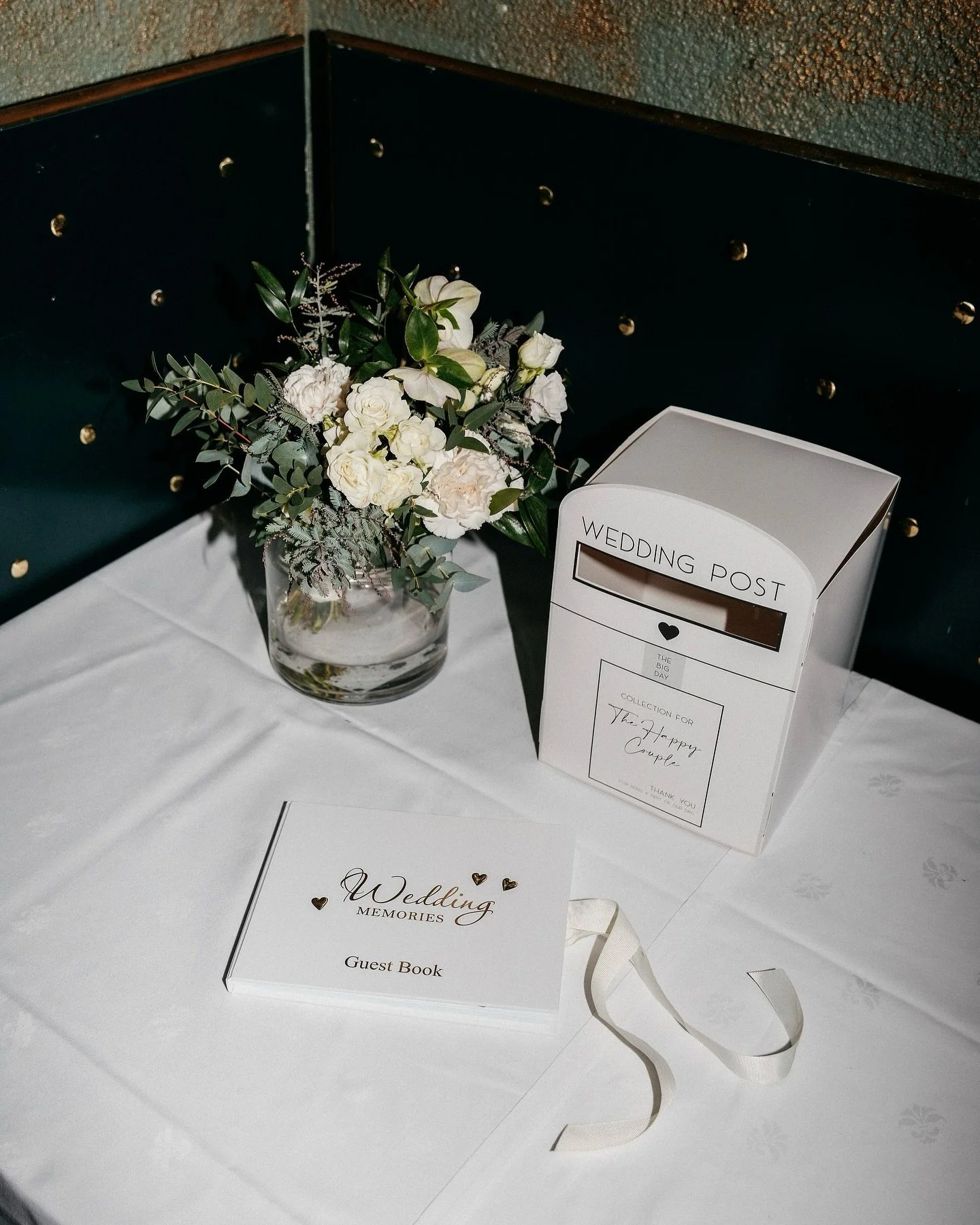 Every wedding needs a guest book 📖🤍

Captured with a flash. I normally only use natural light but sometimes it just isn&rsquo;t enough and extra light is needed, especially indoors when it&rsquo;s dark outside.

#h&auml;&auml;kuvaus #weddingphotogr