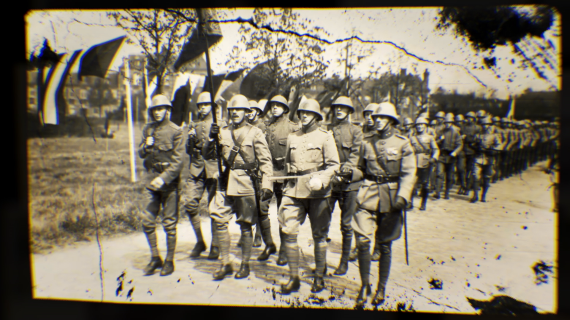 Historisch zwart-wit foto van soldaten in militaire uniformen en helmen die in een formatie marcheren, onder een hoofddoek van vlaggen, met bomen op de achtergrond.