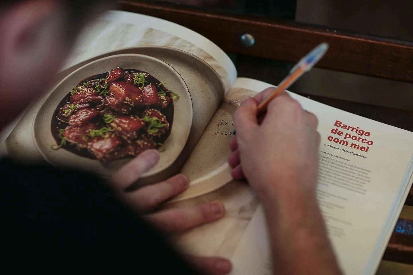 H&aacute; tr&ecirc;s anos, nesta mesma semana, nascia o primeiro livro da #S&eacute;rieSemFerr&atilde;o - &ldquo;67 Receitas com mel de abelhas nativas&rdquo;.

Um convite aos consumidores para ampliar o paladar e explorar, atrav&eacute;s da gastrono