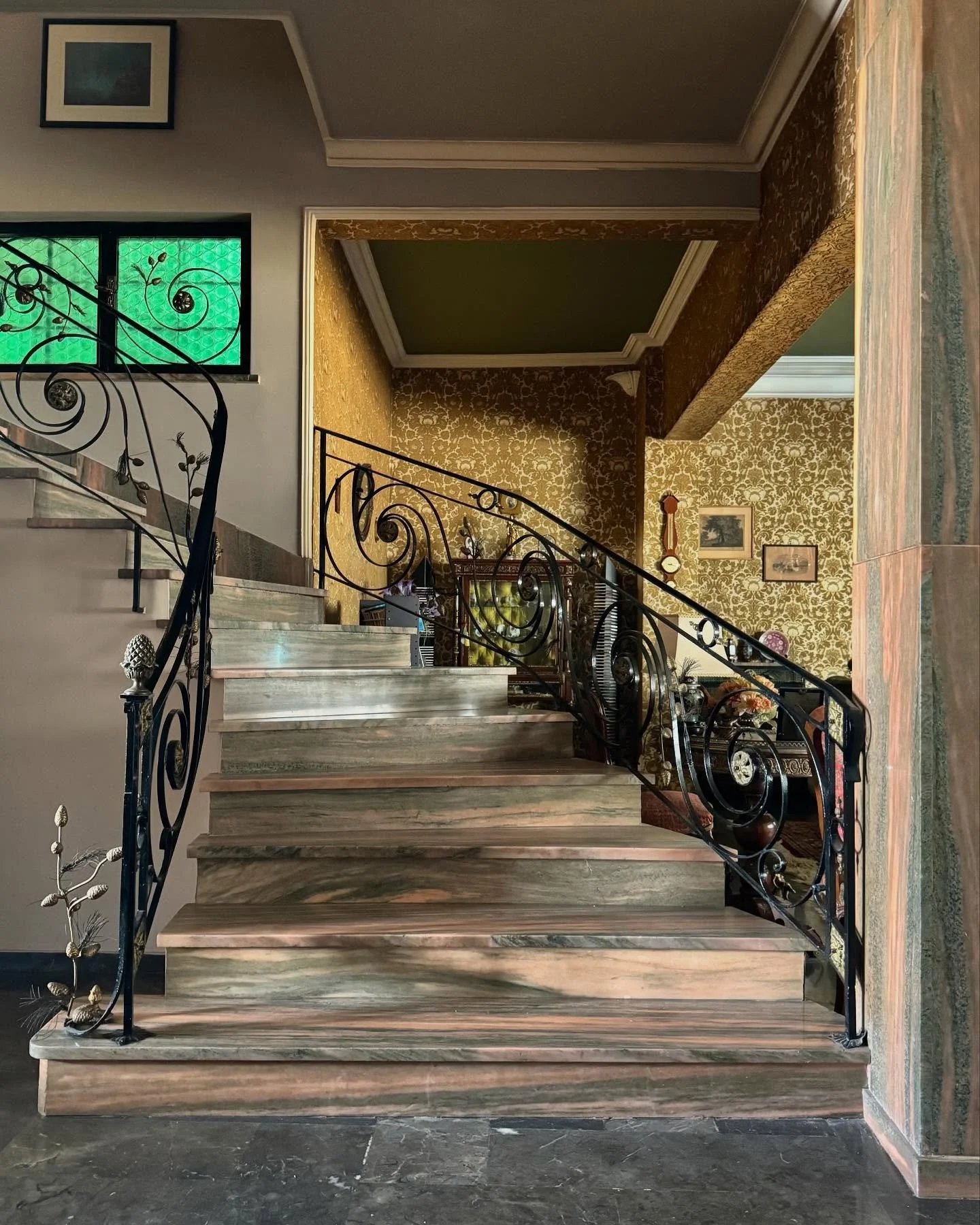 For sale: Penthouse maisonette of 277 sqm in Kato Patissia, located on the 3rd and 4th floors of a 1968 building, with a 22 sqm rooftop room and a large private terrace. It features a spacious living room, reception area, second sitting room, cloakro