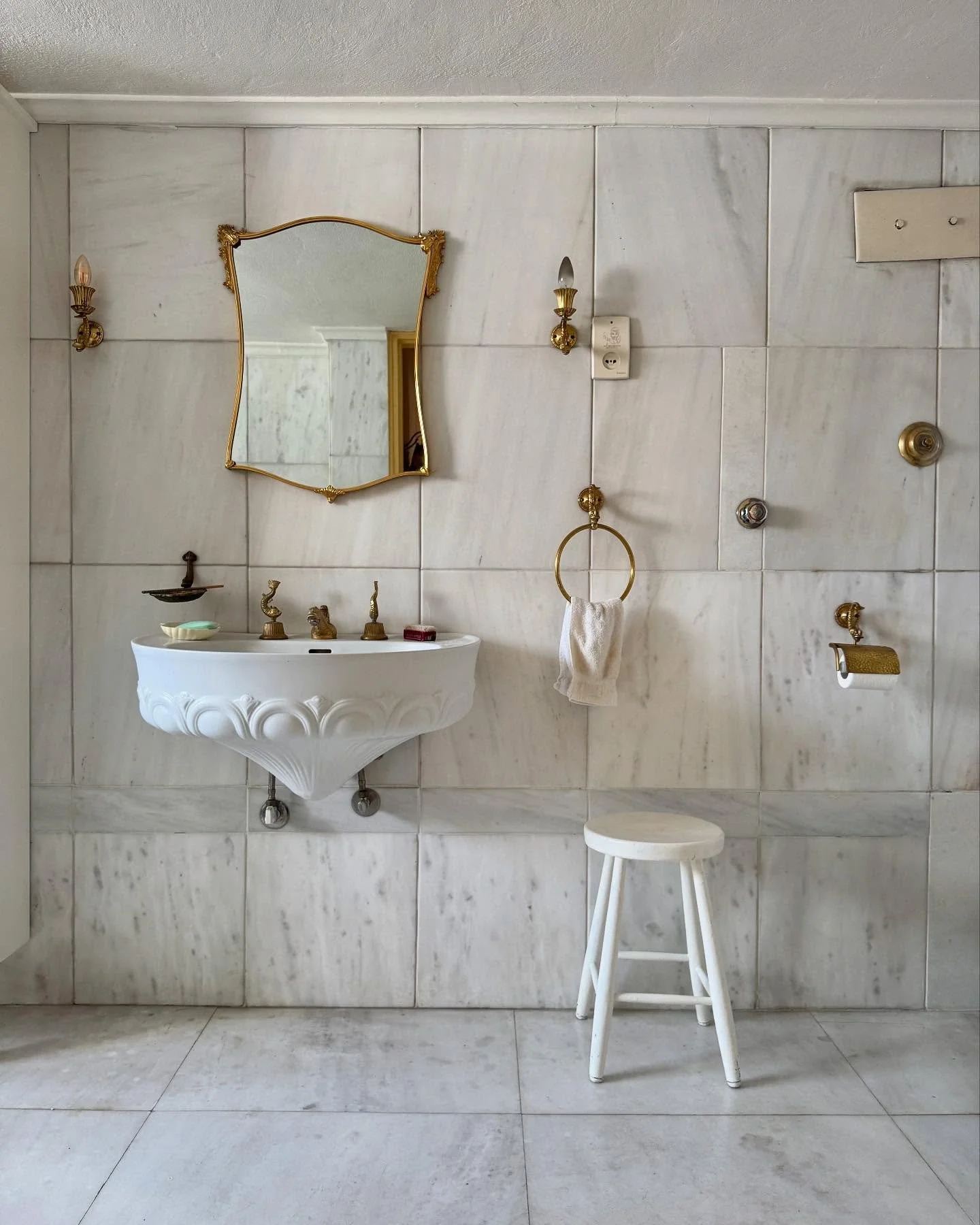 For sale: Penthouse maisonette of 277 sqm in Kato Patissia, located on the 3rd and 4th floors of a 1968 building, with a 22 sqm rooftop room and a large private terrace. It features a spacious living room, reception area, second sitting room, cloakro