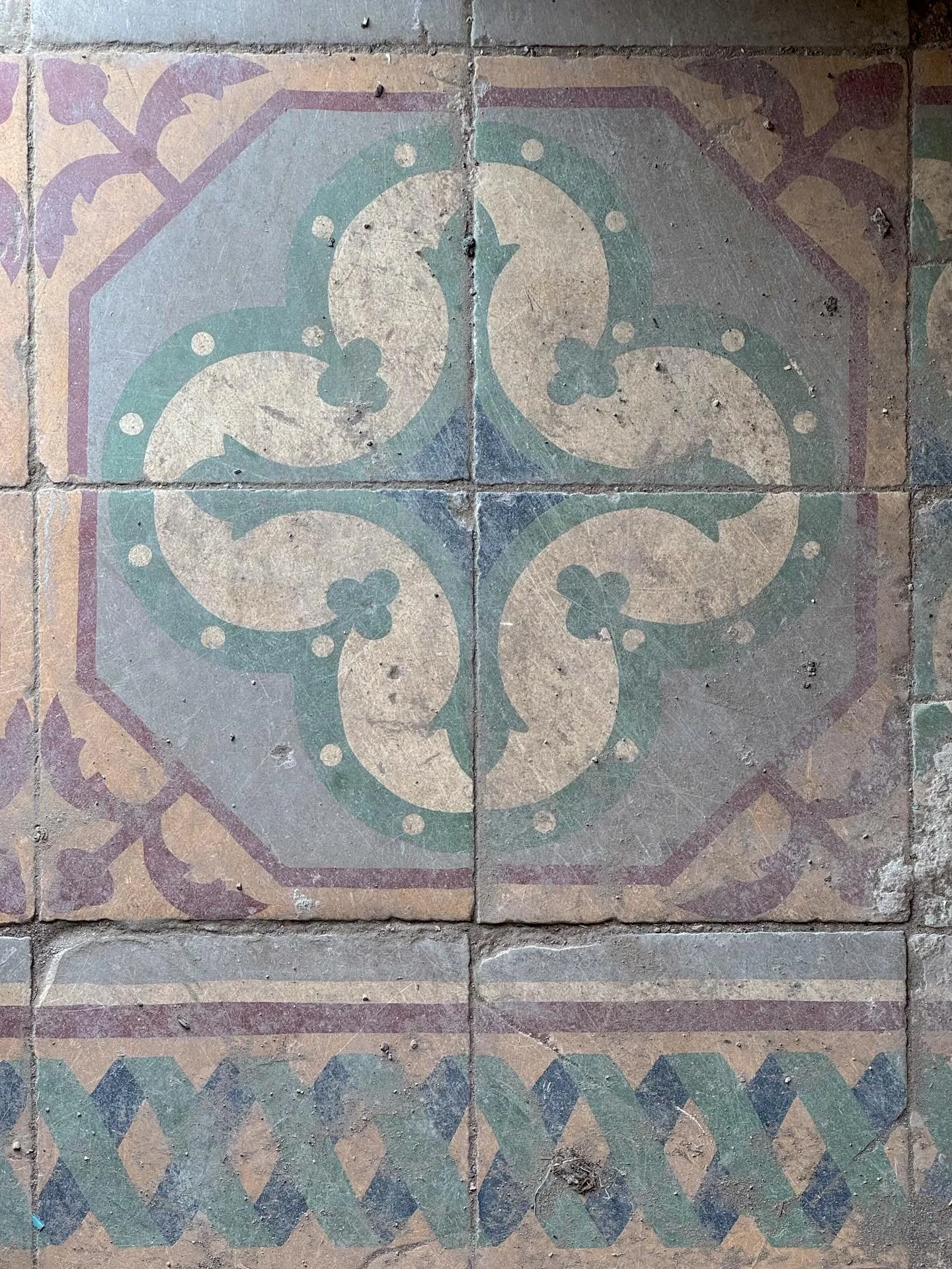 For sale: Detached building of 310.60 sqm in Gazi, originally built in 1932, with a 37 sqm courtyard. It includes a basement, ground floor, and an added first floor. The structure was renovated with a new foundation and reinforced concrete frame, bas