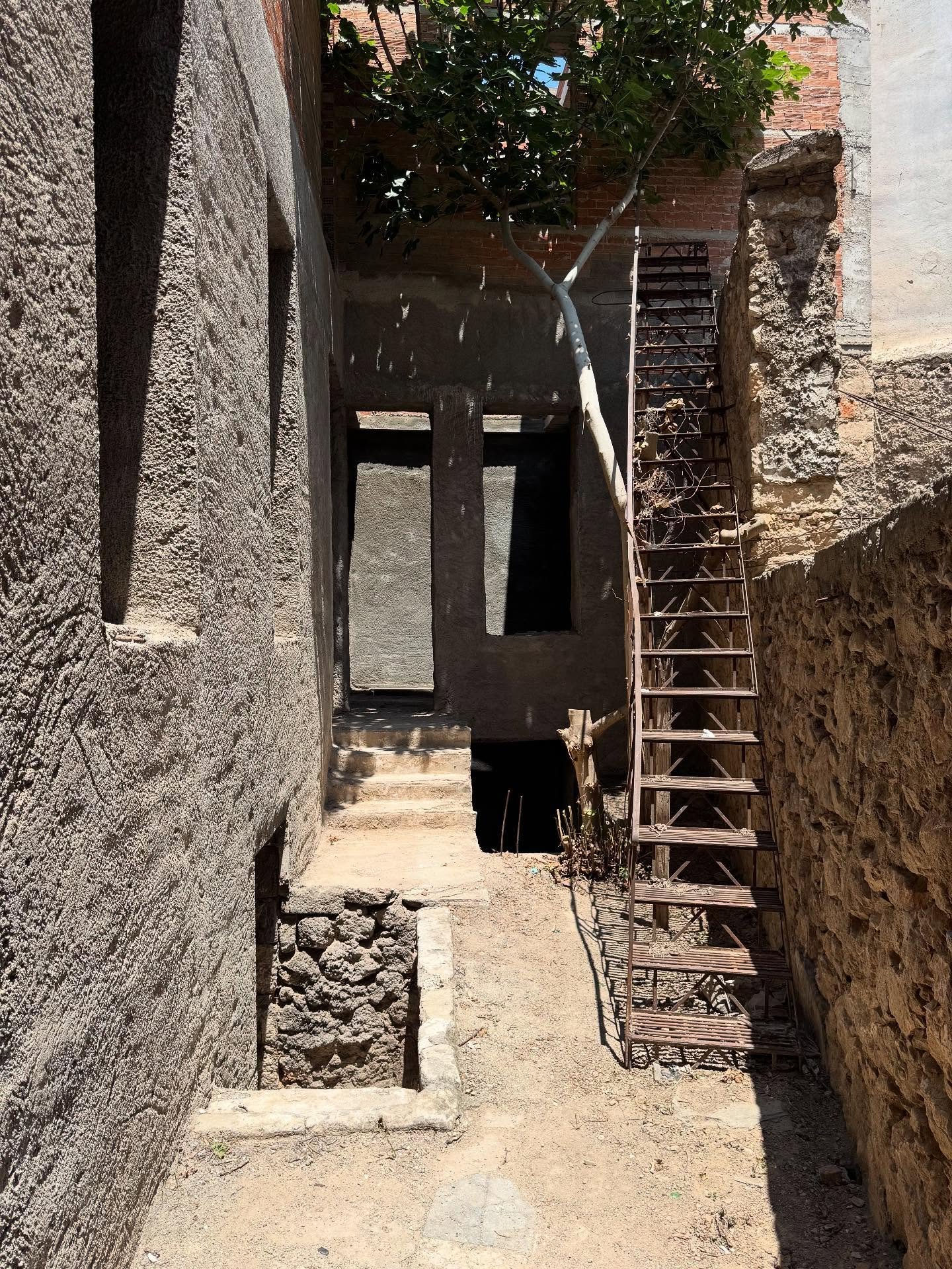 For sale: Detached building of 310.60 sqm in Gazi, originally built in 1932, with a 37 sqm courtyard. It includes a basement, ground floor, and an added first floor. The structure was renovated with a new foundation and reinforced concrete frame, bas