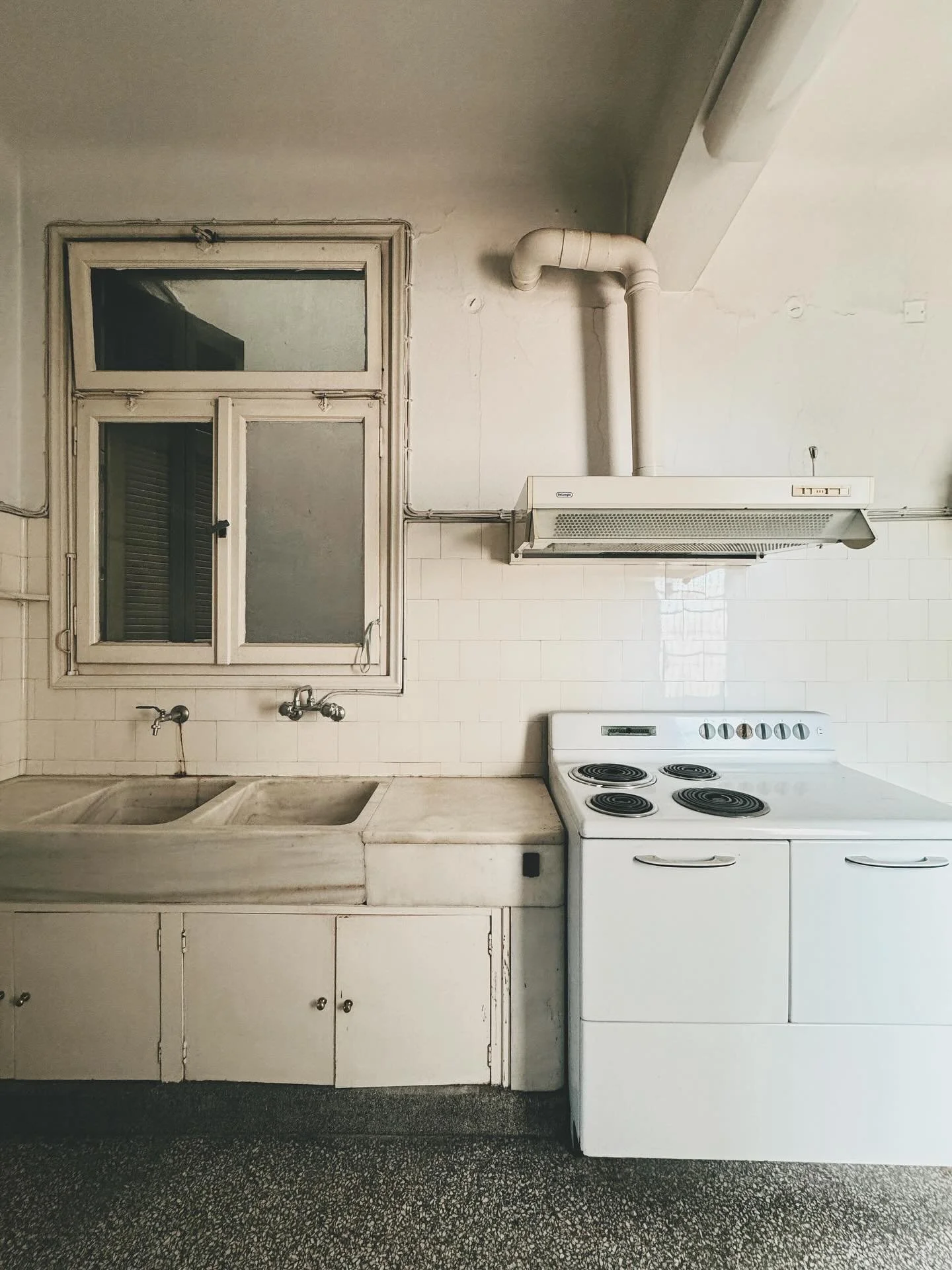 For sale: 212 sqm apartment in the Pedion Areos area, 3rd floor. Built in 1950 by architect Kyprianos Biris. Large living room, 3 bedrooms, staff room, 3 bathrooms plus guest bath, hall, dressing area, and 2 balconies. The property has kept all of it