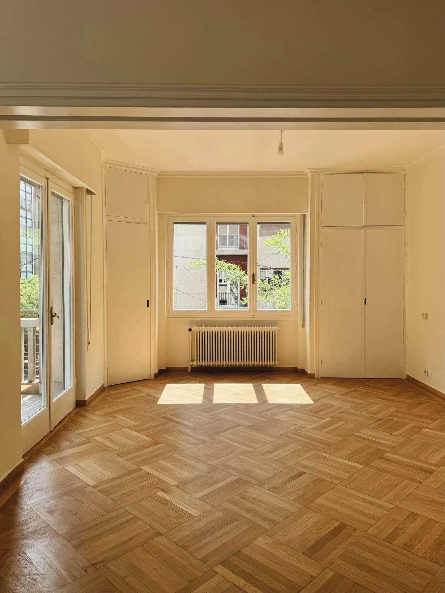 For sale: 125 sqm apartment on the 2nd floor, built in 1953 by architect Emmanuel Vourekas in Exarchia. It includes a large living room, 1 spacious bedroom with a sliding door separating into 2 rooms, 1 bathroom, 1 guest bath, and two balconies. The 