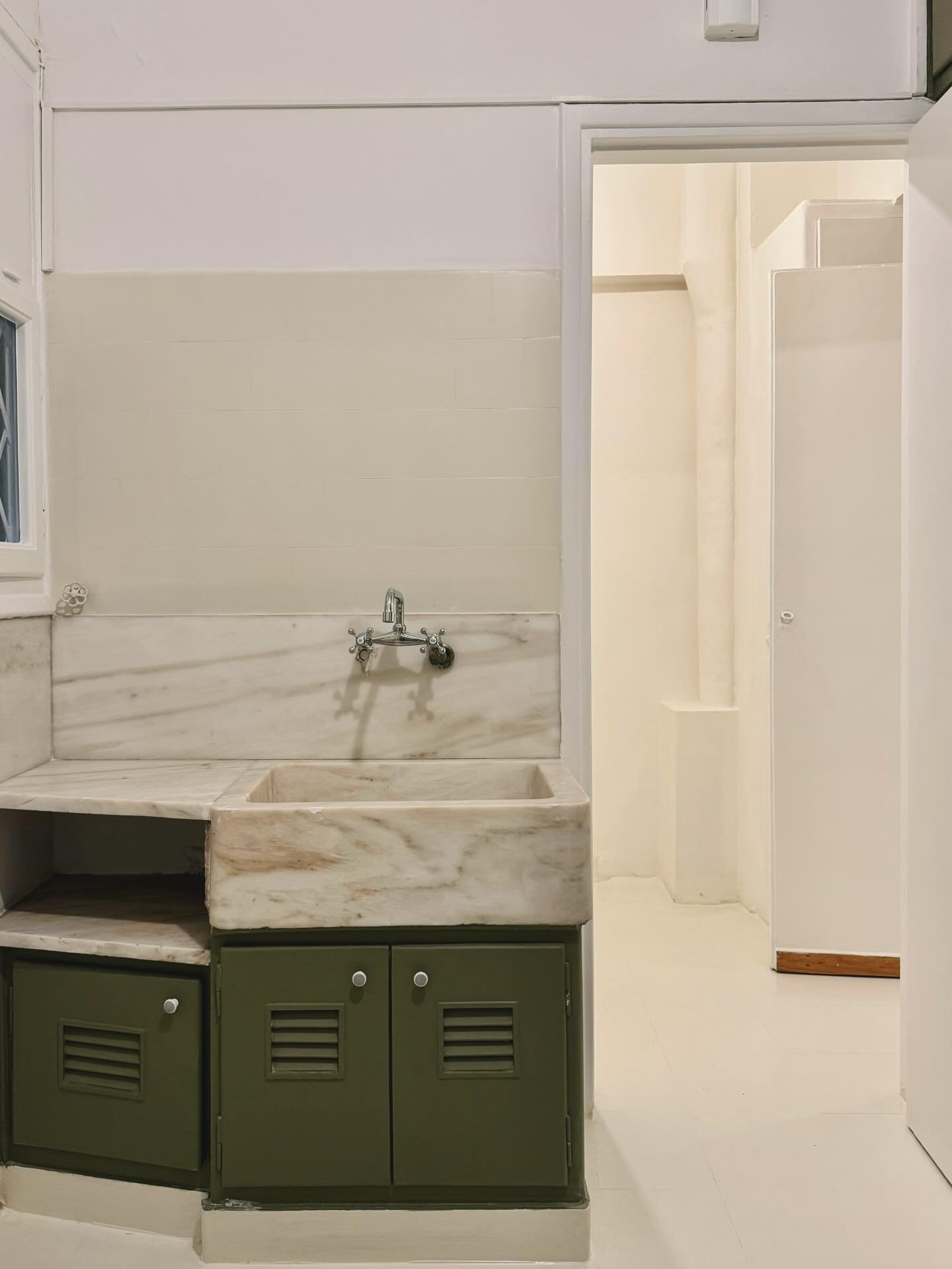 For sale: 125 sqm apartment on the 2nd floor, built in 1953 by architect Emmanuel Vourekas in Exarchia. It includes a large living room, 1 spacious bedroom with a sliding door separating into 2 rooms, 1 bathroom, 1 guest bath, and two balconies. The 