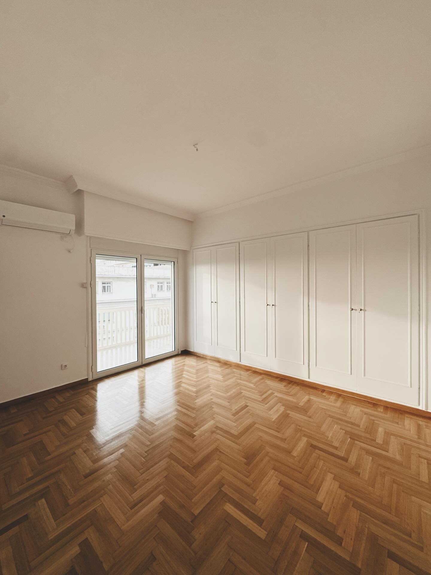 For sale: 170 sqm apartment located in Kolonaki. 6th floor, corner and bright. Built circa 1973, designed by architect Nikos Mikelis. It features 2 bedrooms, 1 staff room with private bathroom, 1 main bathroom, 1 WC, a large living room with an offic