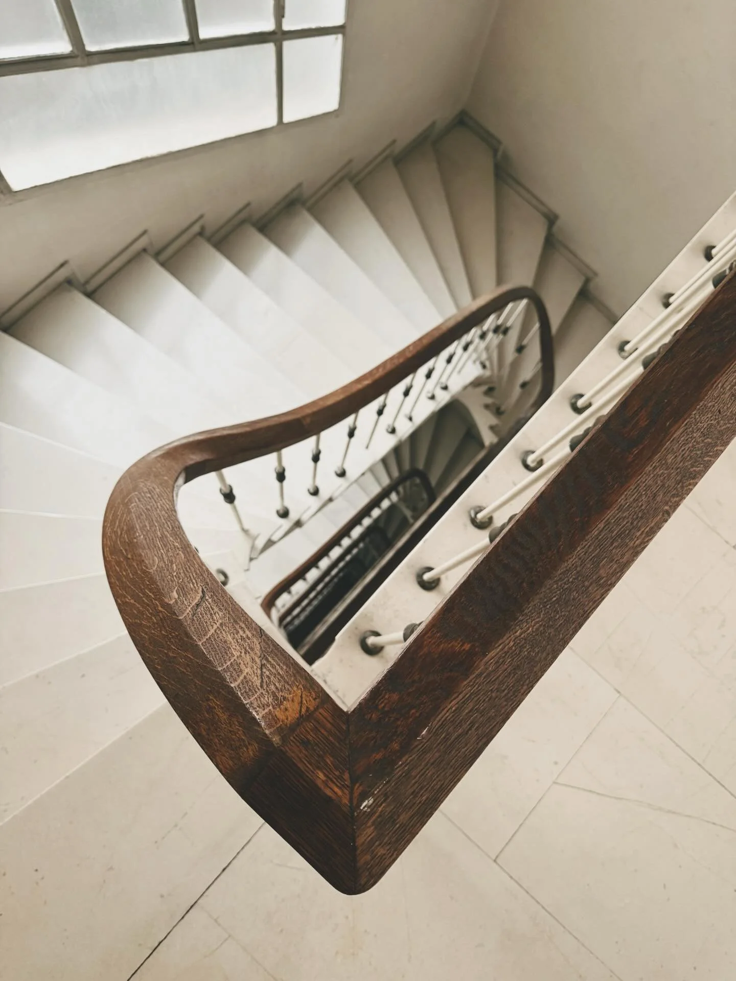 For sale: 170 sqm apartment located in Kolonaki. 6th floor, corner and bright. Built circa 1973, designed by architect Nikos Mikelis. It features 2 bedrooms, 1 staff room with private bathroom, 1 main bathroom, 1 WC, a large living room with an offic