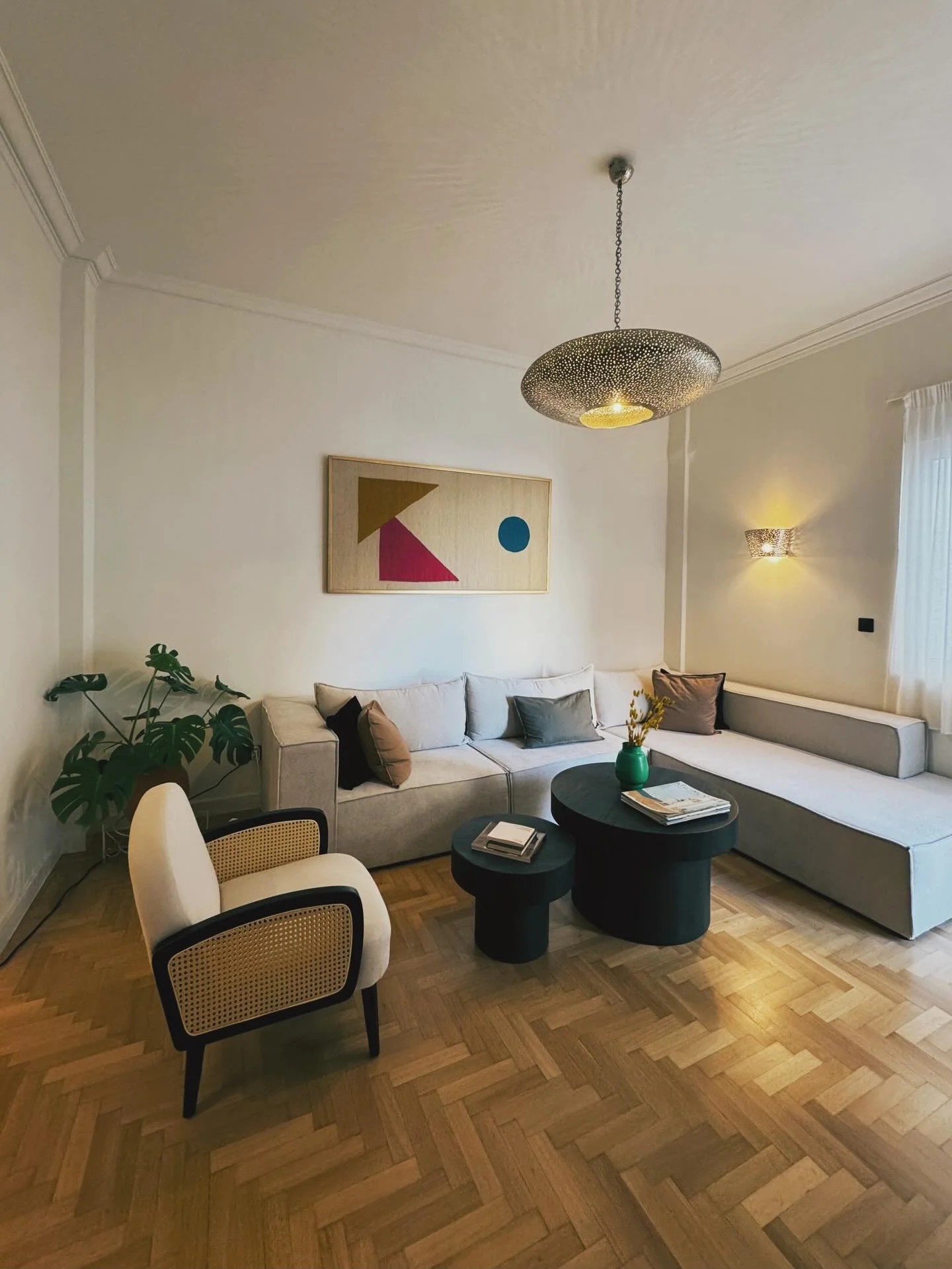 For sale: Two-level detached building in Exarchia with independent semi-basement, total area 372 sqm. Roof terrace 141 sqm. Fully renovated in 2025. Layout allows use as single residence, two autonomous units, office/commercial use, or mixed-use with
