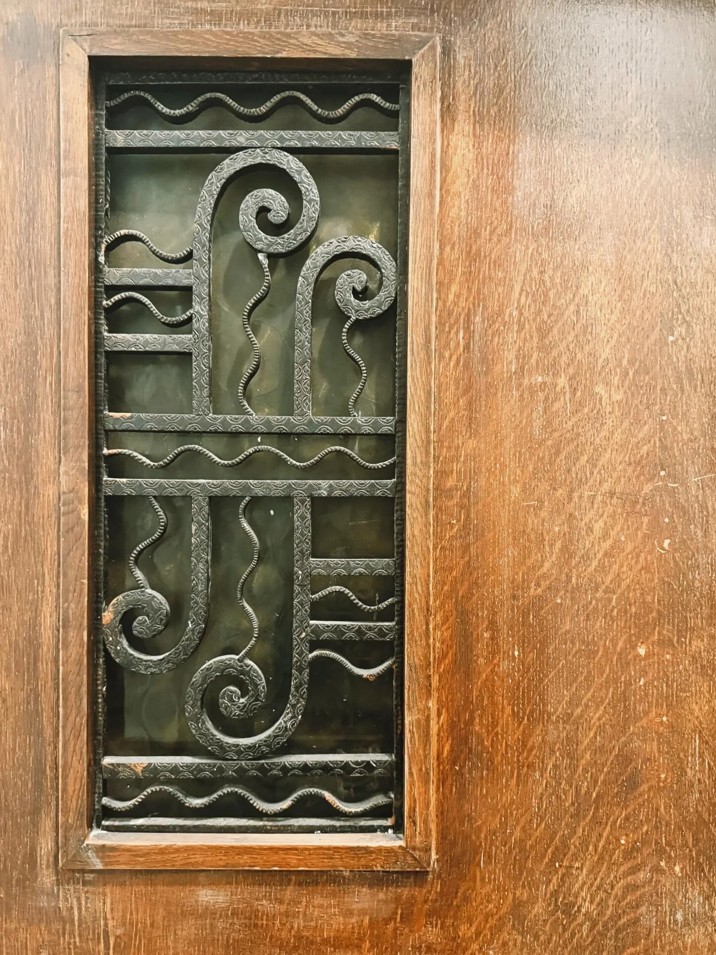 For rent: 3rd floor - 135 sqm apartment with an approximately 35 sqm terrace, located in Exarchia, 300 meters from Kallidromiou, in a building originally constructed in 1938 with preserved Art Deco elements. Renovated in 2025, with many original feat