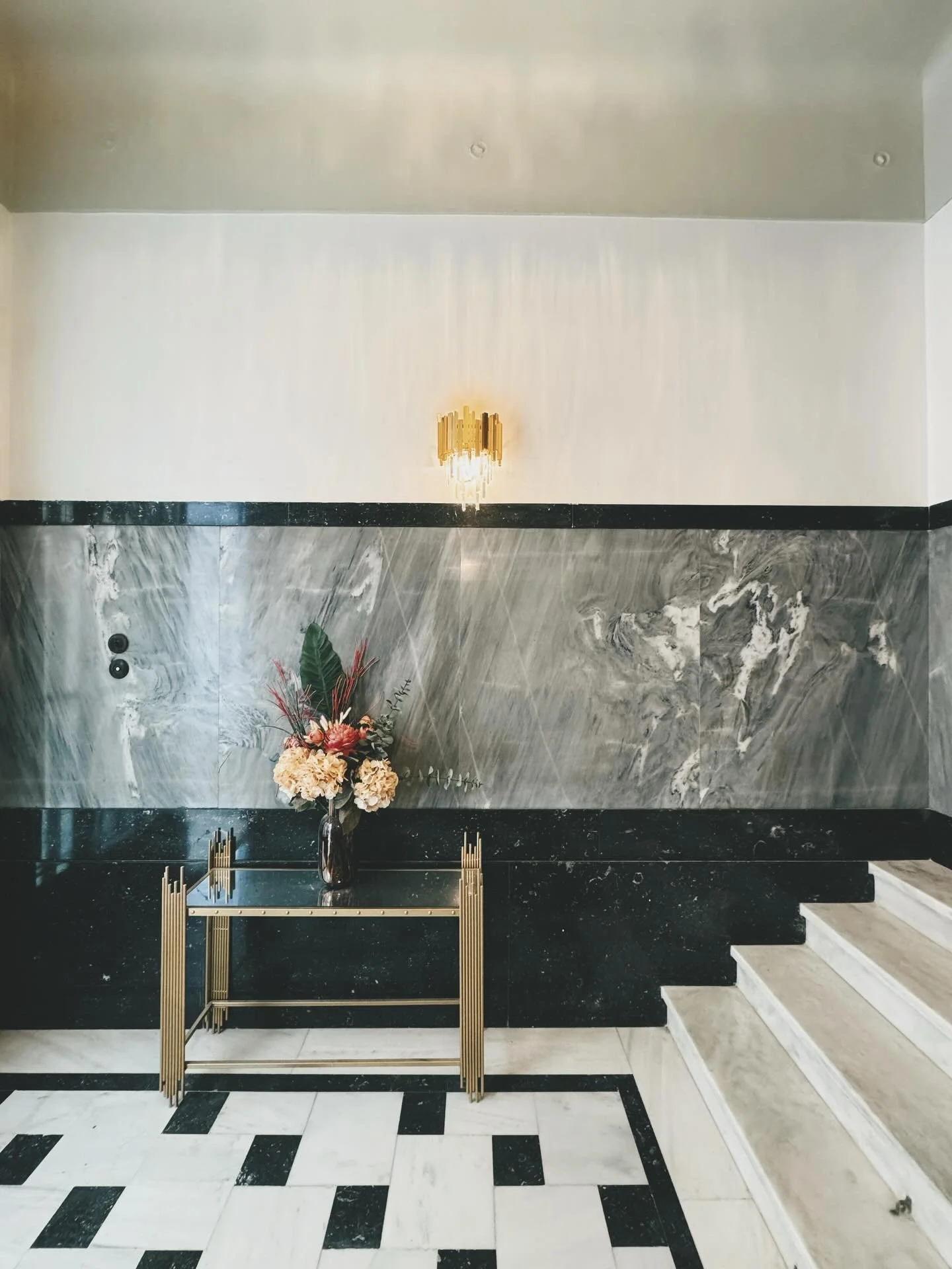 For rent: 130 sqm apartments on the 1st, 2nd and 3rd floors of a residential building dating back to 1934, located in Exarchia, 200 metres from Kallidromiou, with all original 1930s architectural elements carefully preserved. Each apartment features 