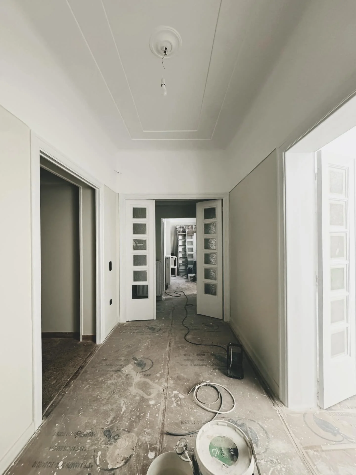 For rent: 130 sqm apartments on the 1st, 2nd and 3rd floors of a residential building dating back to 1934, located in Exarchia, 200 metres from Kallidromiou, with all original 1930s architectural elements carefully preserved. Each apartment features 