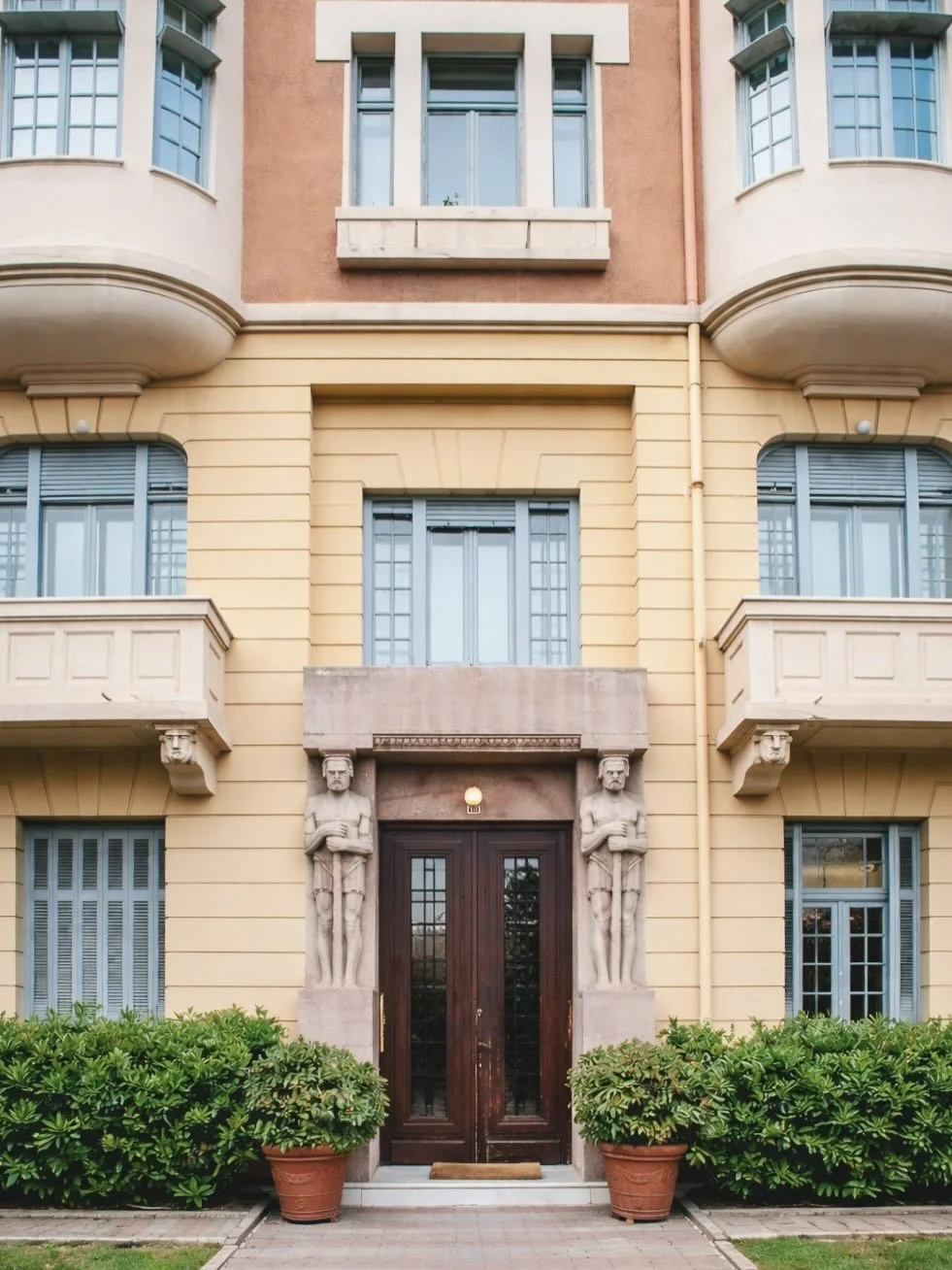 For sale: 71 sqm corner apartment in a building designed by architect Konstantinos Kitsikis and built in 1922, on Vasilissis Sofias Avenue, Kolonaki side. Located on the 6th floor and arranged on two levels. Roof-level residence (elevator to the 5th 