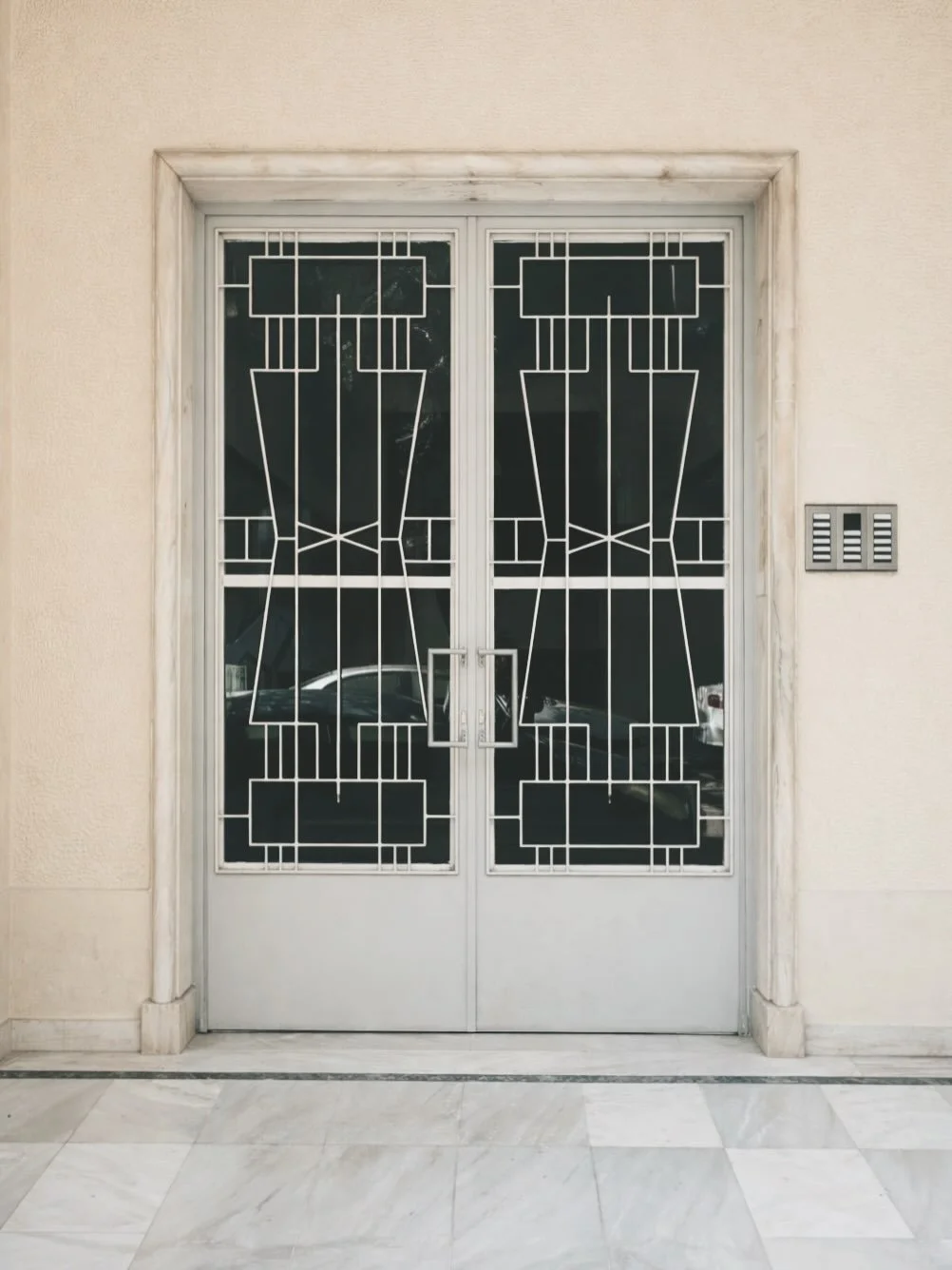 For sale: 116 sqm apartment on the 1st floor of a building built in 1957, Plateia Amerikis area. Layout includes a living room, 2 bedrooms, 1 staff room, 1 bathroom, 1 WC, one balcony, and a 6 sqm storage room. The property retains many of its origin