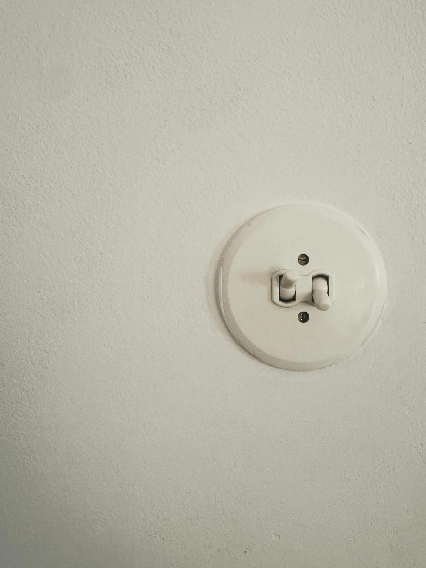 For sale: 116 sqm apartment on the 1st floor of a building built in 1957, Plateia Amerikis area. Layout includes a living room, 2 bedrooms, 1 staff room, 1 bathroom, 1 WC, one balcony, and a 6 sqm storage room. The property retains many of its origin