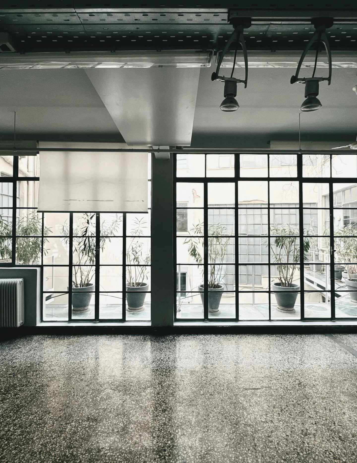 For rent: 240 sqm apartment on the 3rd floor in Agia Irini Square, Historic Center. Approximately 55 sqm of the total space form a separate section with its own independent entrance, which is internally connected to the main area via a sliding door. 