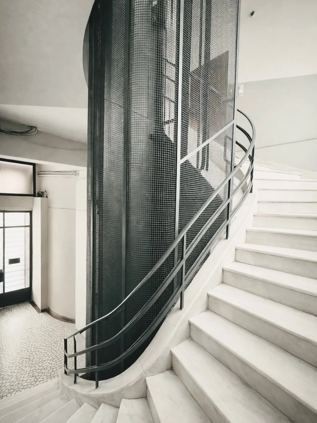 For rent: 240 sqm apartment on the 3rd floor in Agia Irini Square, Historic Center. Approximately 55 sqm of the total space form a separate section with its own independent entrance, which is internally connected to the main area via a sliding door. 