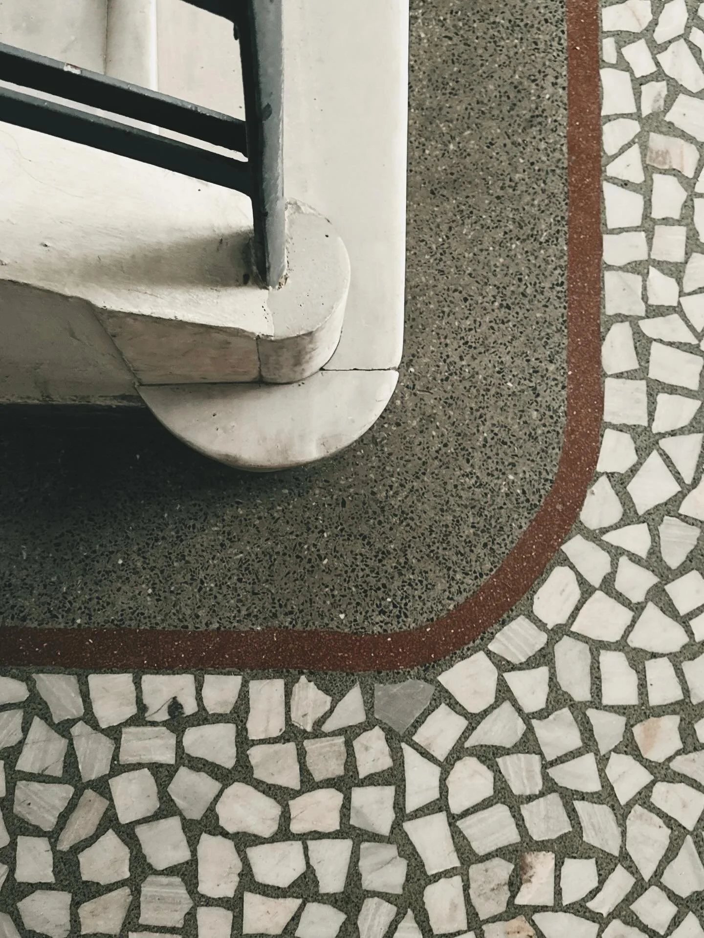 For rent: 240 sqm apartment on the 3rd floor in Agia Irini Square, Historic Center. Approximately 55 sqm of the total space form a separate section with its own independent entrance, which is internally connected to the main area via a sliding door. 