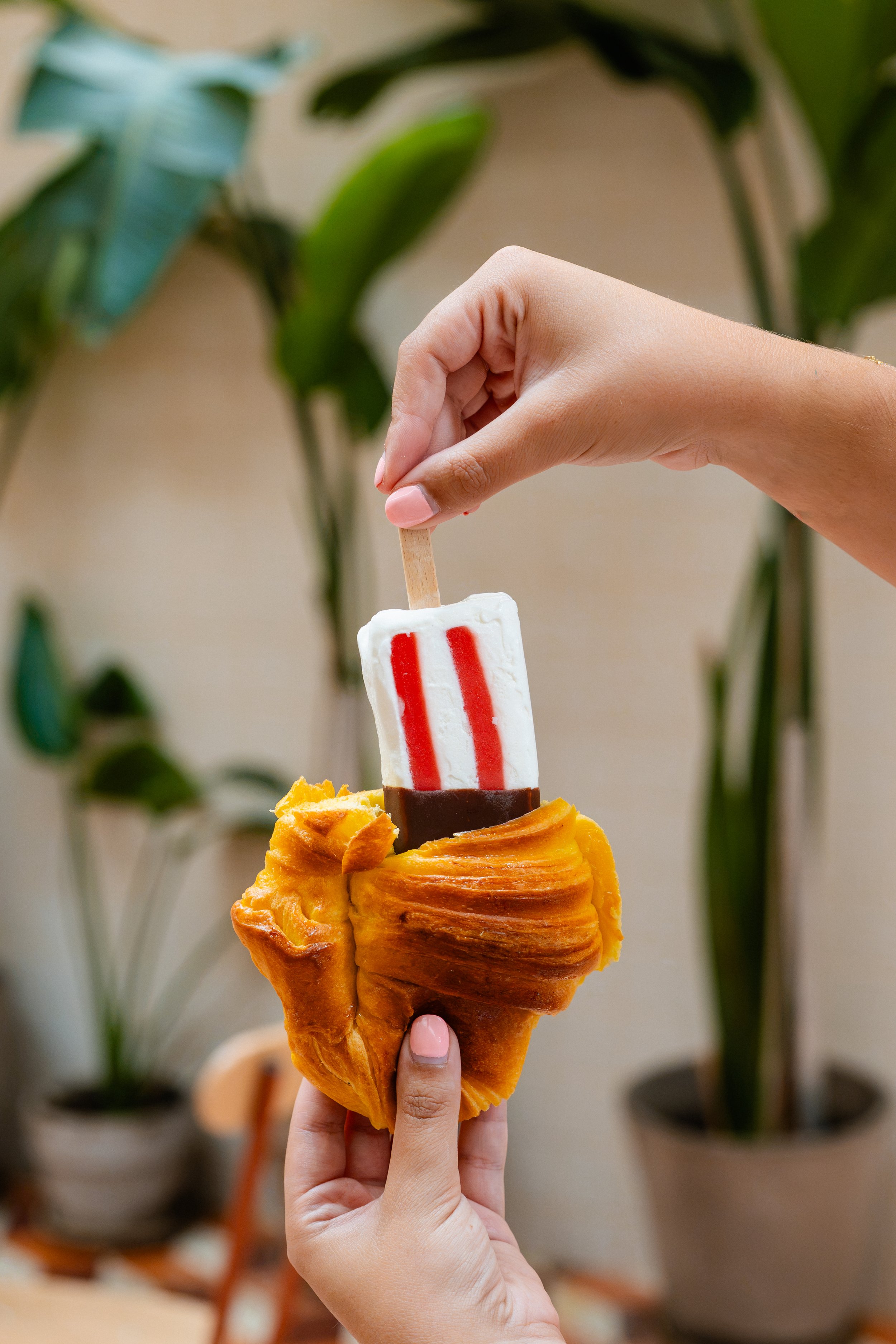 A Padaria Portuguesa e Olá: Croissant Brioche com gelados Magnum e Perna de Pau.