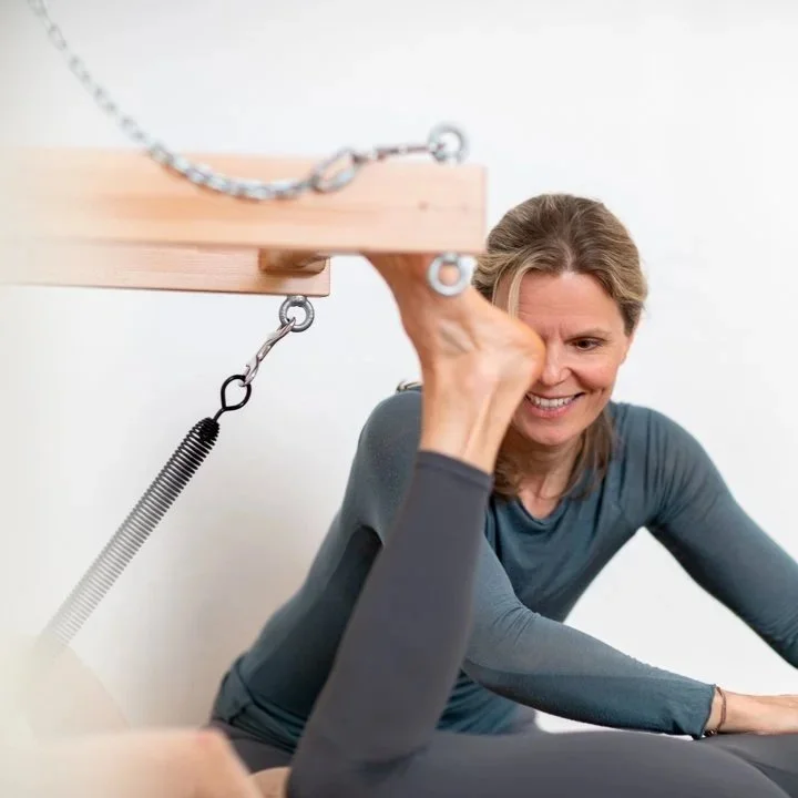 Pilates Zirkeltraining an verschiedenen Stationen und Geräten in Graz