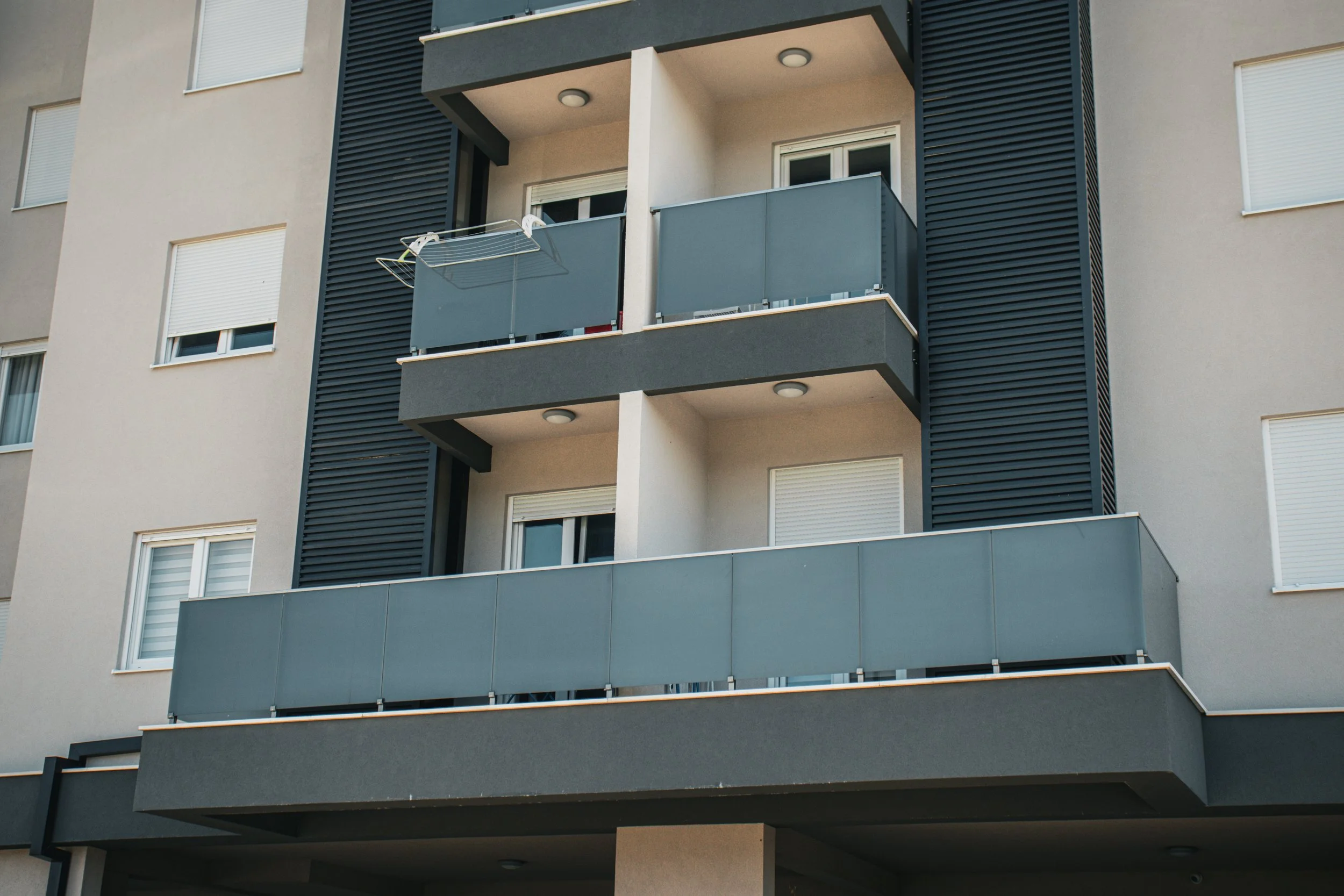 Four Pillars Stamen Kompleks u Podgorici. Izrada staklenih ograda vrhunskog kvaliteta.