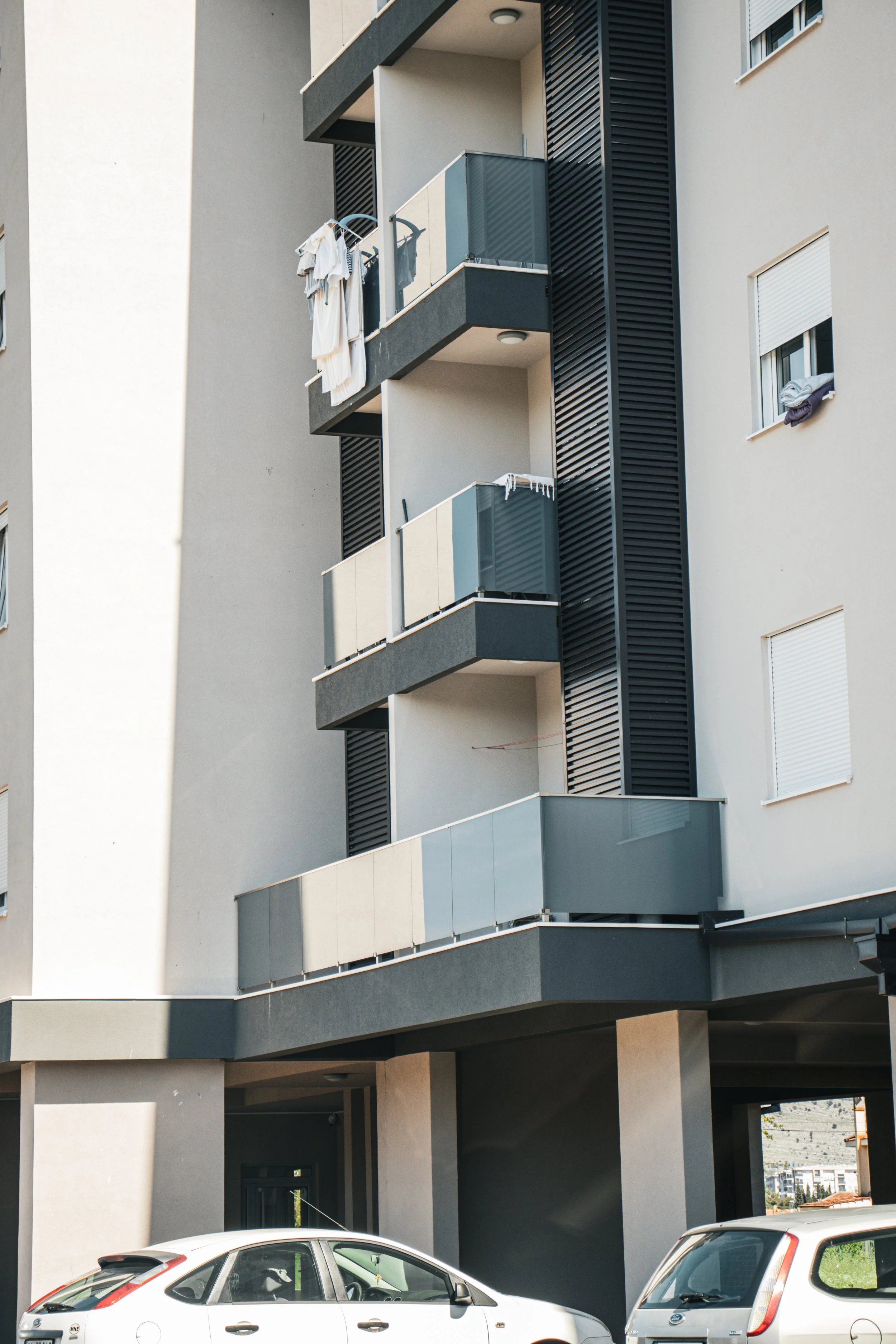 Four Pillars Stamen Kompleks u Podgorici. Izrada staklenih ograda vrhunskog kvaliteta.