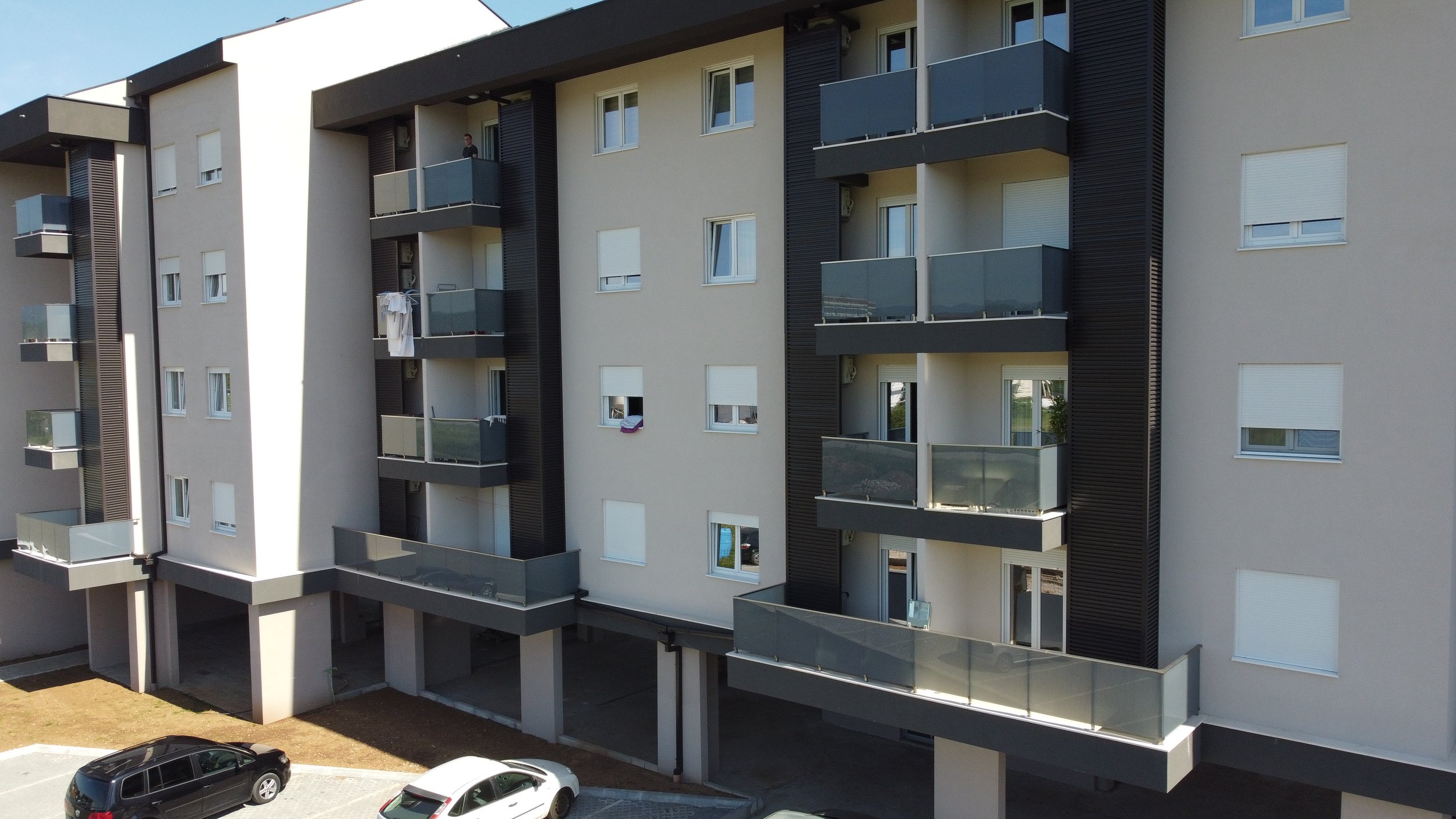 Four Pillars Stamen Kompleks u Podgorici. Izrada staklenih ograda vrhunskog kvaliteta.