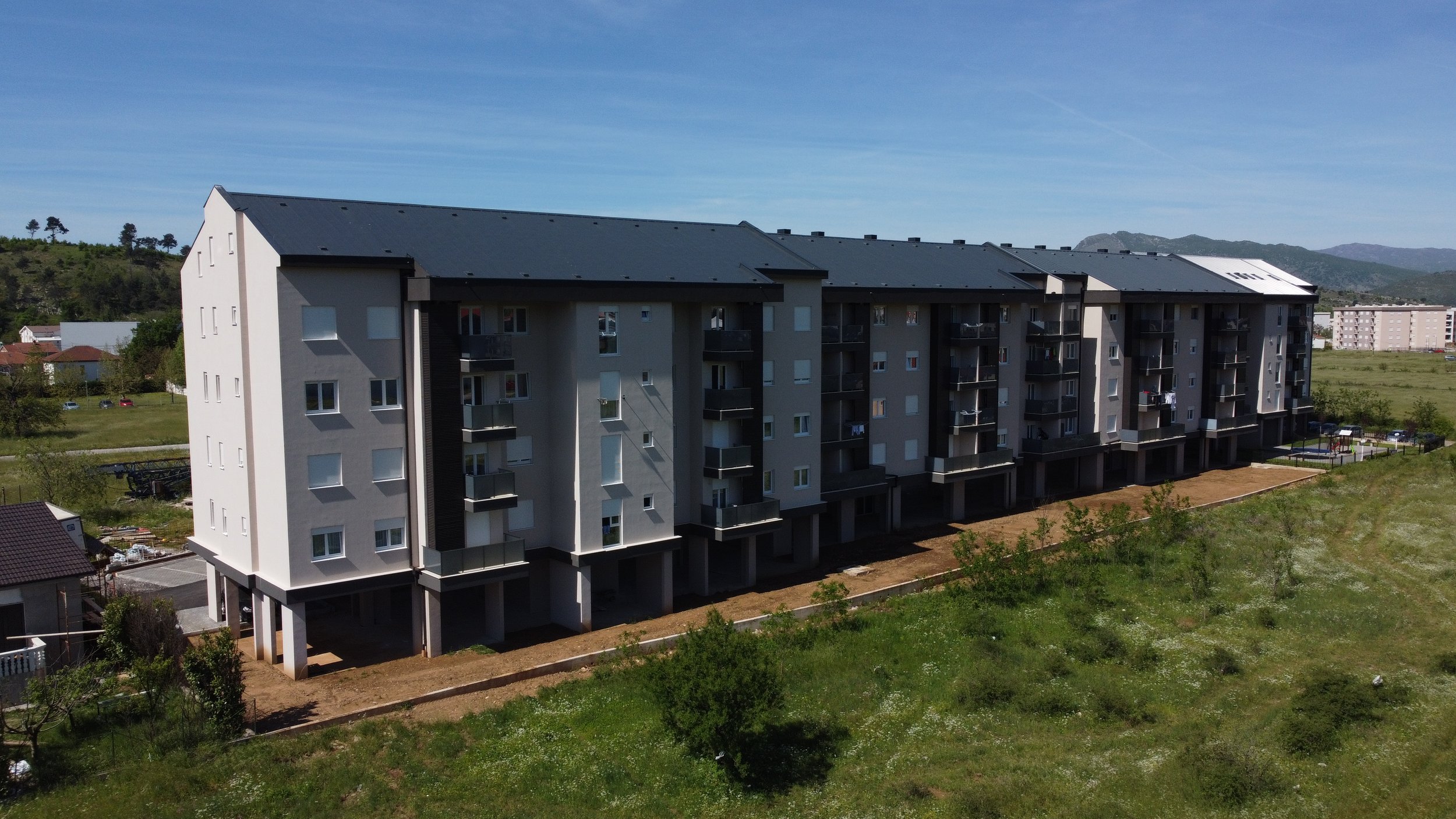 Four Pillars Stamen Kompleks u Podgorici. Izrada staklenih ograda vrhunskog kvaliteta.