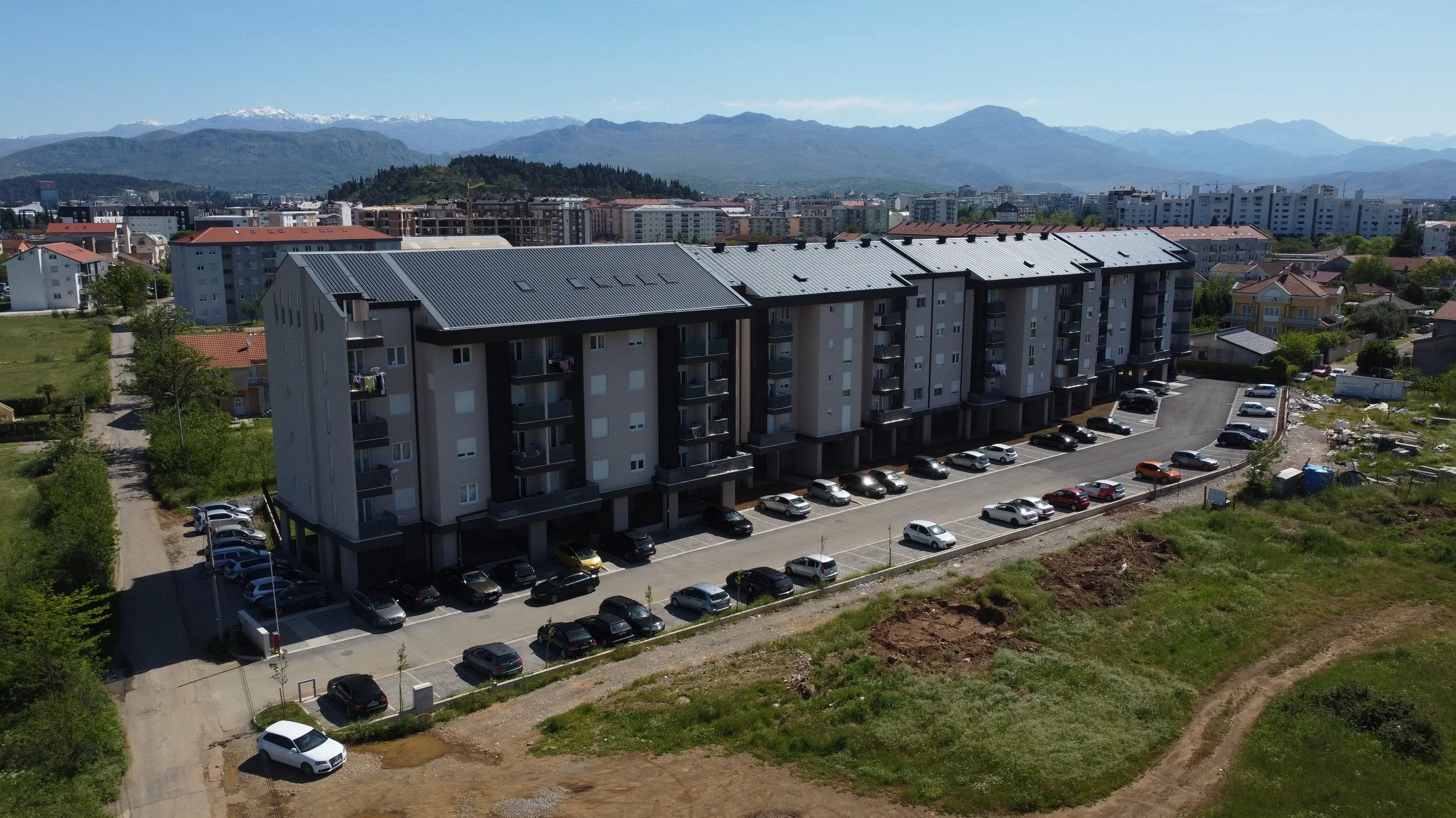 Four Pillars Stamen Kompleks u Podgorici. Izrada staklenih ograda vrhunskog kvaliteta.