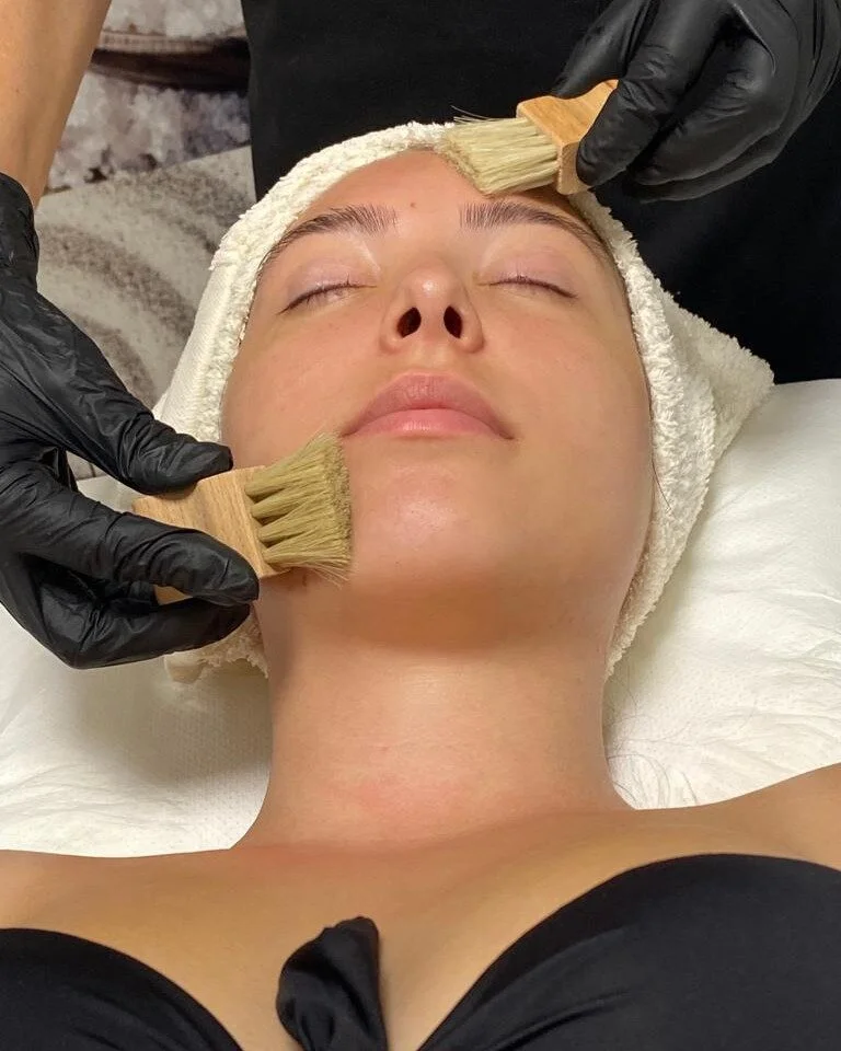 Dry Brushing,
il trattamento delle STAR.
Il dry Brushing o spazzolatura a secco &egrave; un vero e proprio rituale per la bellezza del tuo viso .
Bastano 5 minuti al giorno per un'azione anti- age.
La tua pelle sar&agrave; fin da subito pi&ugrave; lu