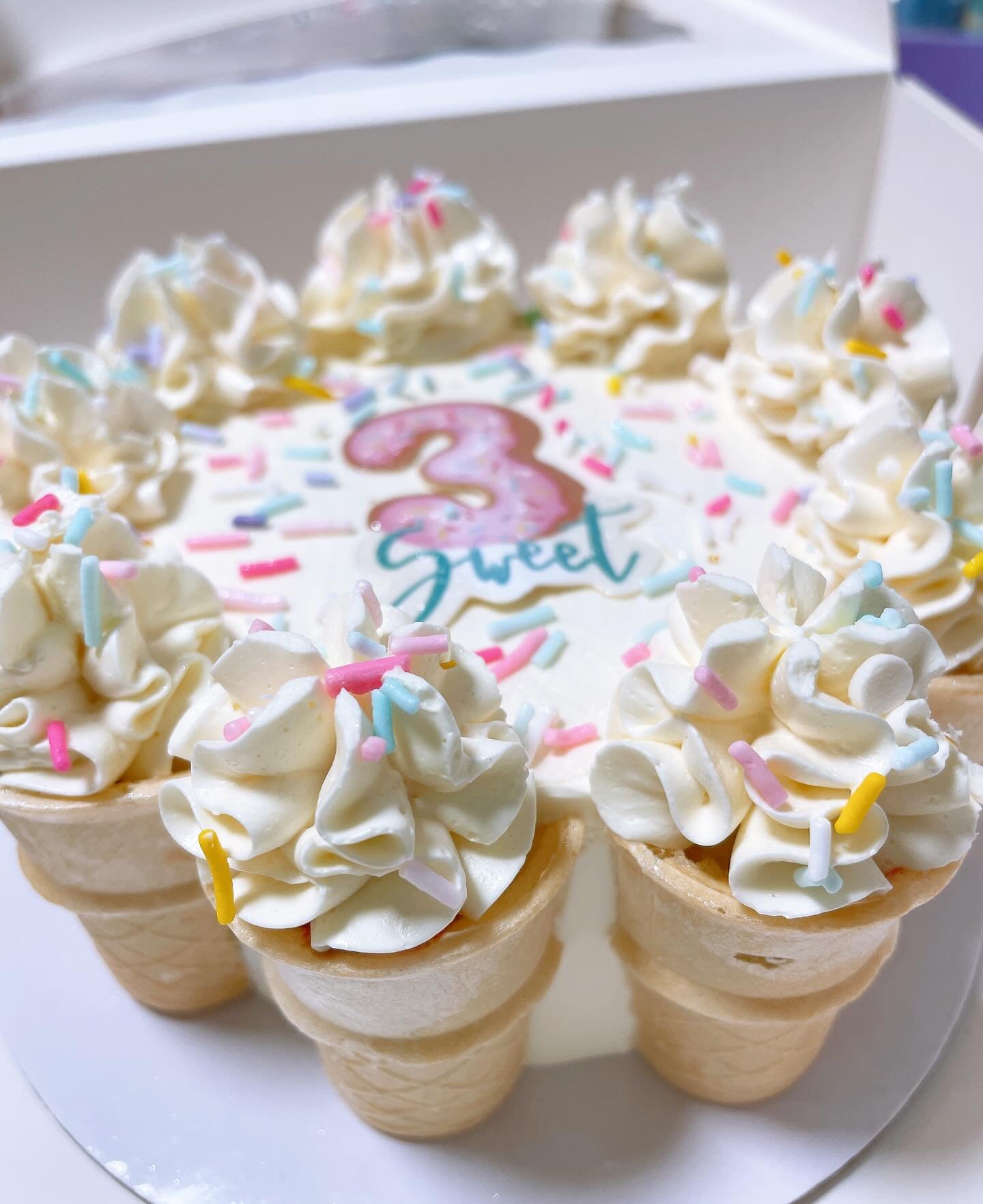 Three scoops of joy for a sweet little one turning 3! 🍦💖
This ice cream-inspired bento cake is the perfect birthday celebration sweet treat! 🎂✨