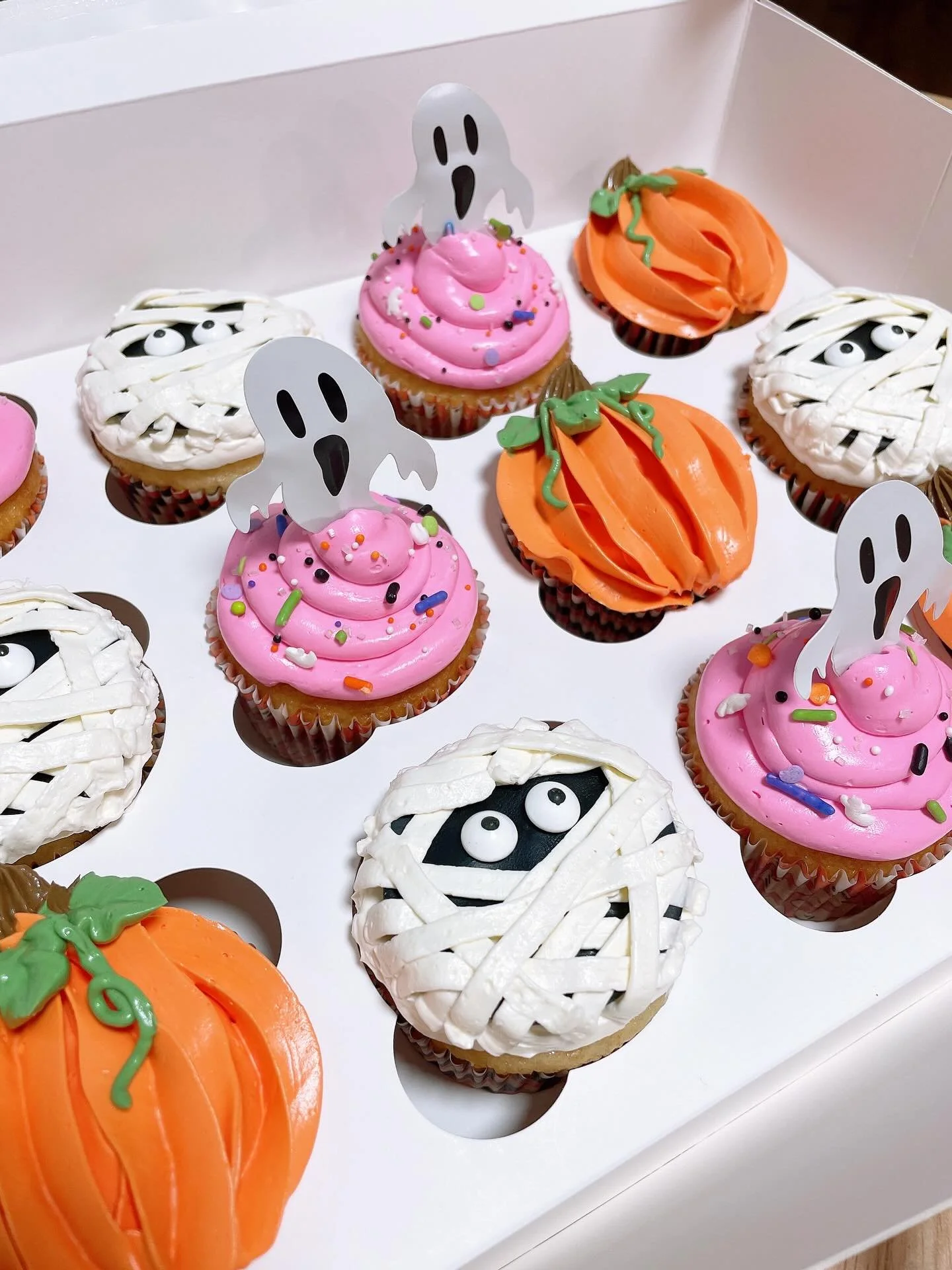 🧁🎃 Spooky and sweet! These Halloween cupcakes are all treats and no tricks 👻✨

#HalloweenCupcakes #SpookySweets #CupcakeArt #BooBakes #TrickOrTreat #HalloweenDesserts #SpookySeason #CupcakeLove #SweetConcepts #CupcakeDecorating #HalloweenVibes #Ba