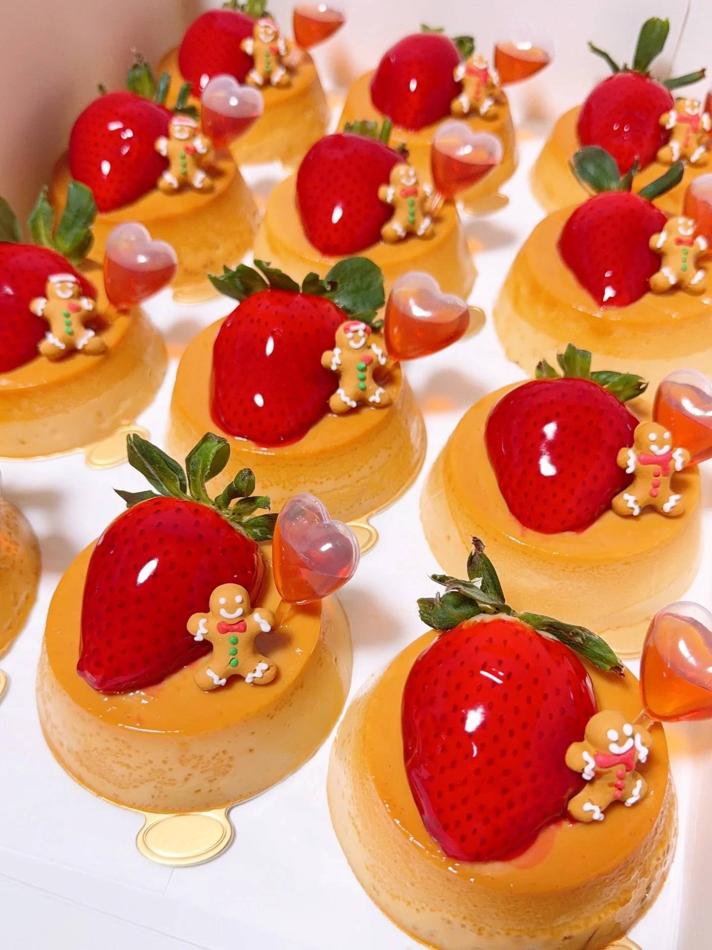 Bringing the holiday spirit one mini flan at a time ✨ 🍮
Topped with adorable gingerbread men for the perfect Christmas bite!❤️