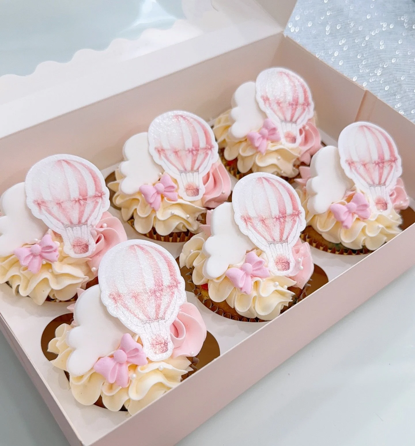 Little Miss ONE-derful 🎀🎈
Hot air balloon cupcakes for a very special first birthday, filled with soft neutrals and all the cozy storybook vibes 🤍🧁