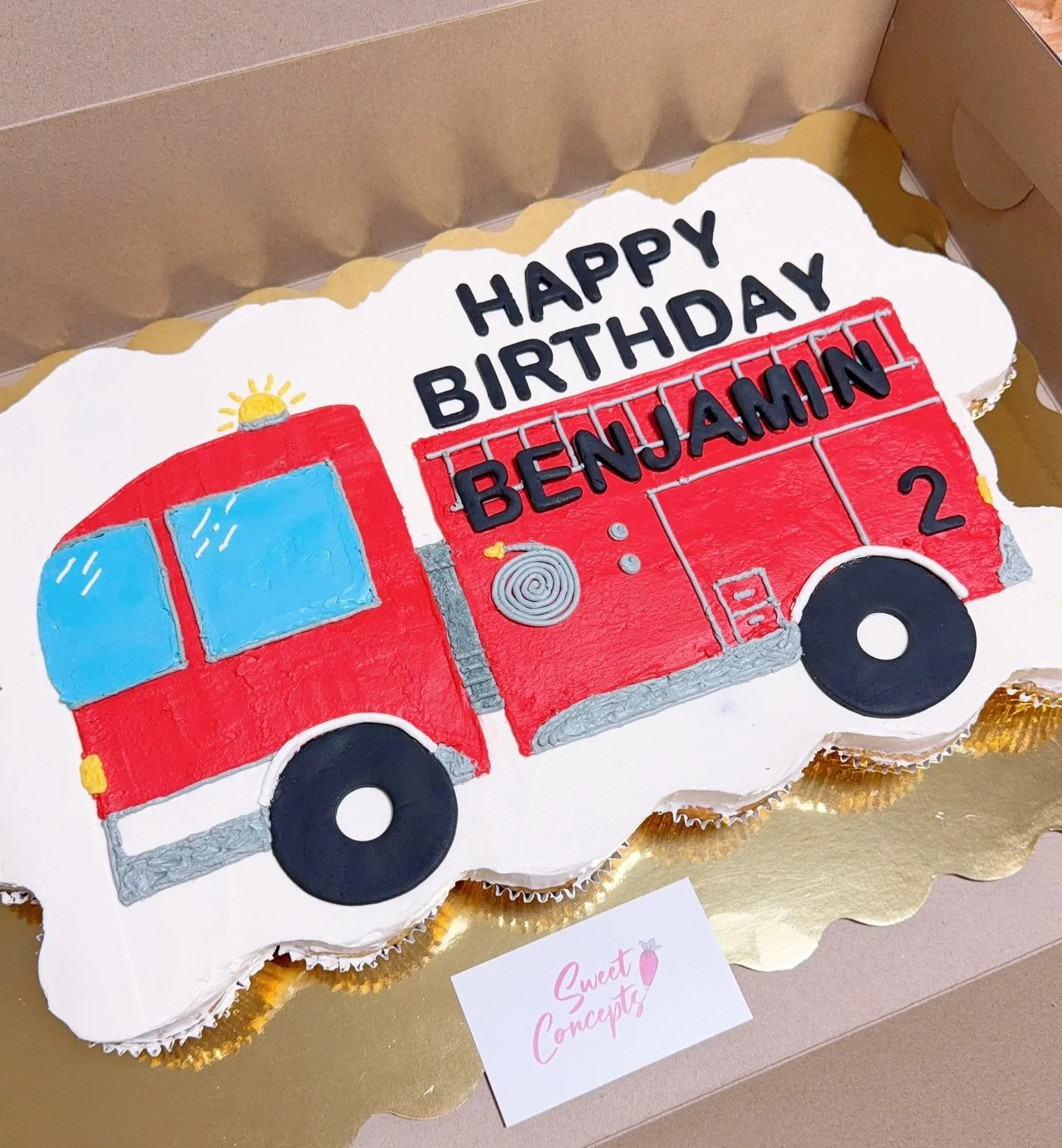 Sound the alarm&hellip; it&rsquo;s birthday time! 🚨🚒
These firetruck pull-apart cupcake cake is ready to rescue the party and make this little hero&rsquo;s day extra sweet! 🧁🔥