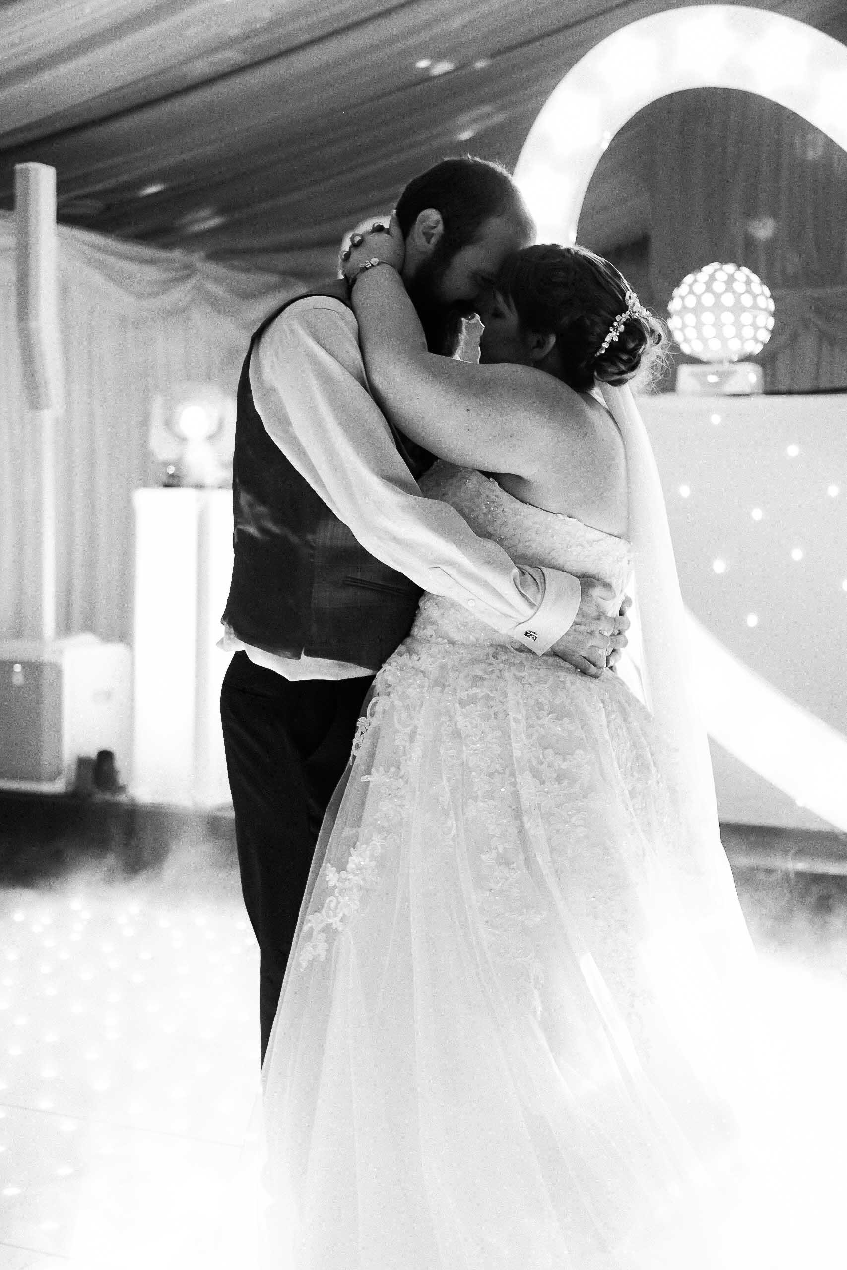 first-dance-wedding-danielgoodyearphotography-lincolnshire-wedding-photographer.jpg