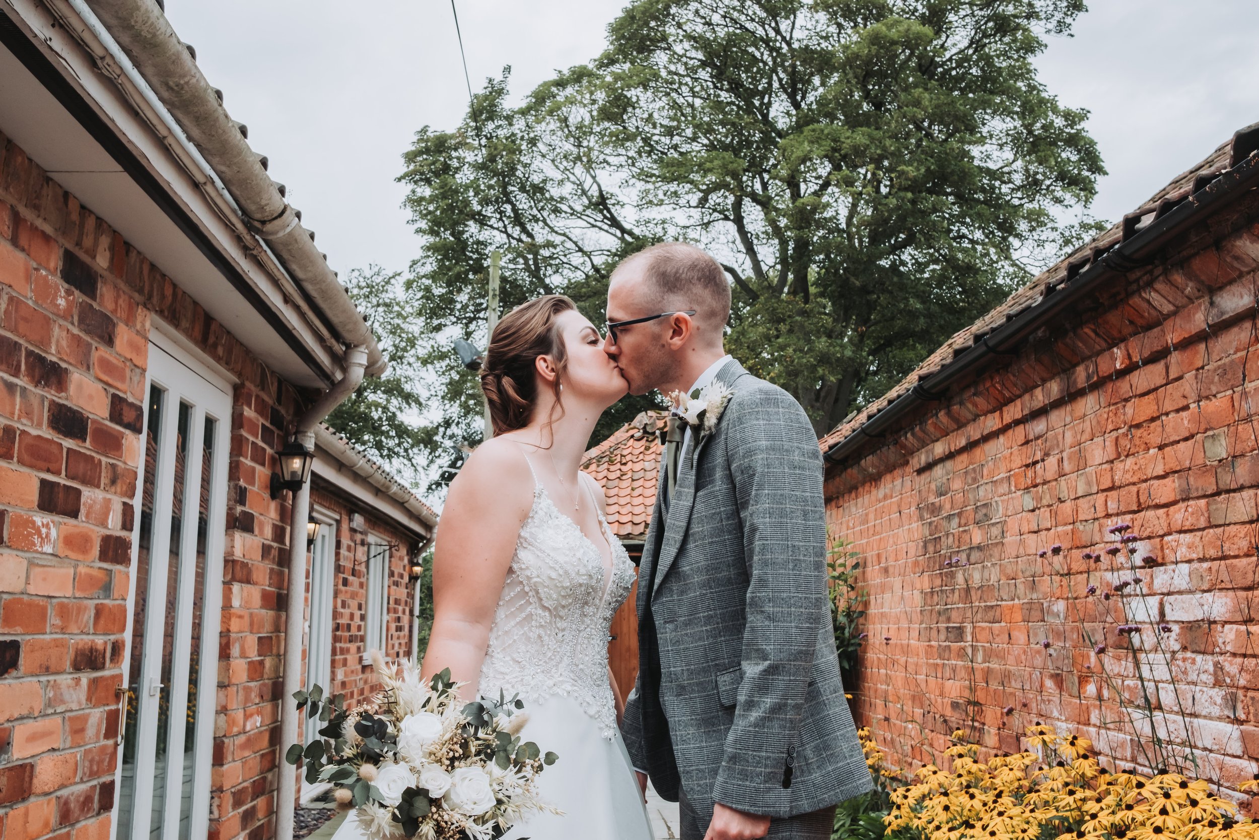 bride-groom-kiss-wedding-danielgoodyearphotography-lincolnshire-photographer.jpg