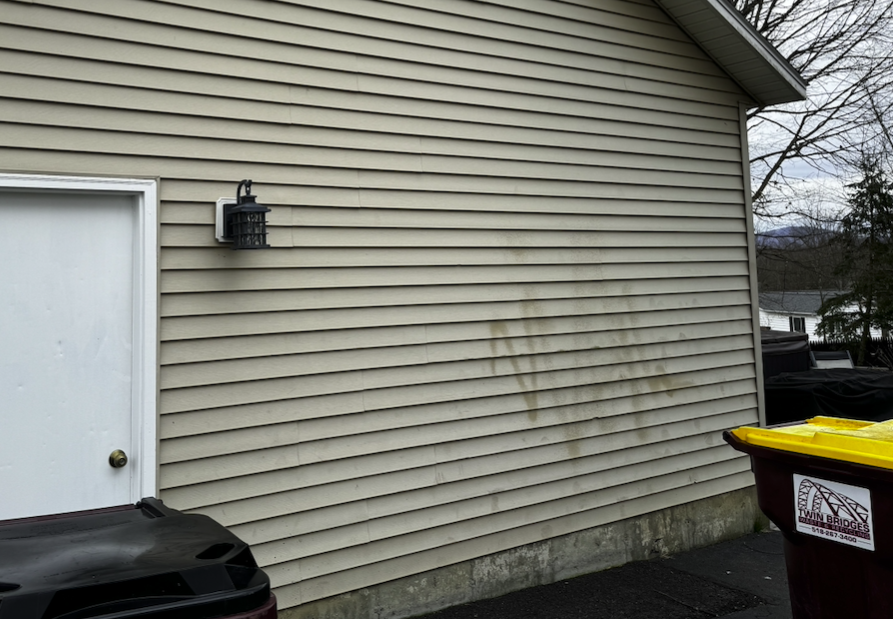 What Homeowners Should Know About Siding Oxidation