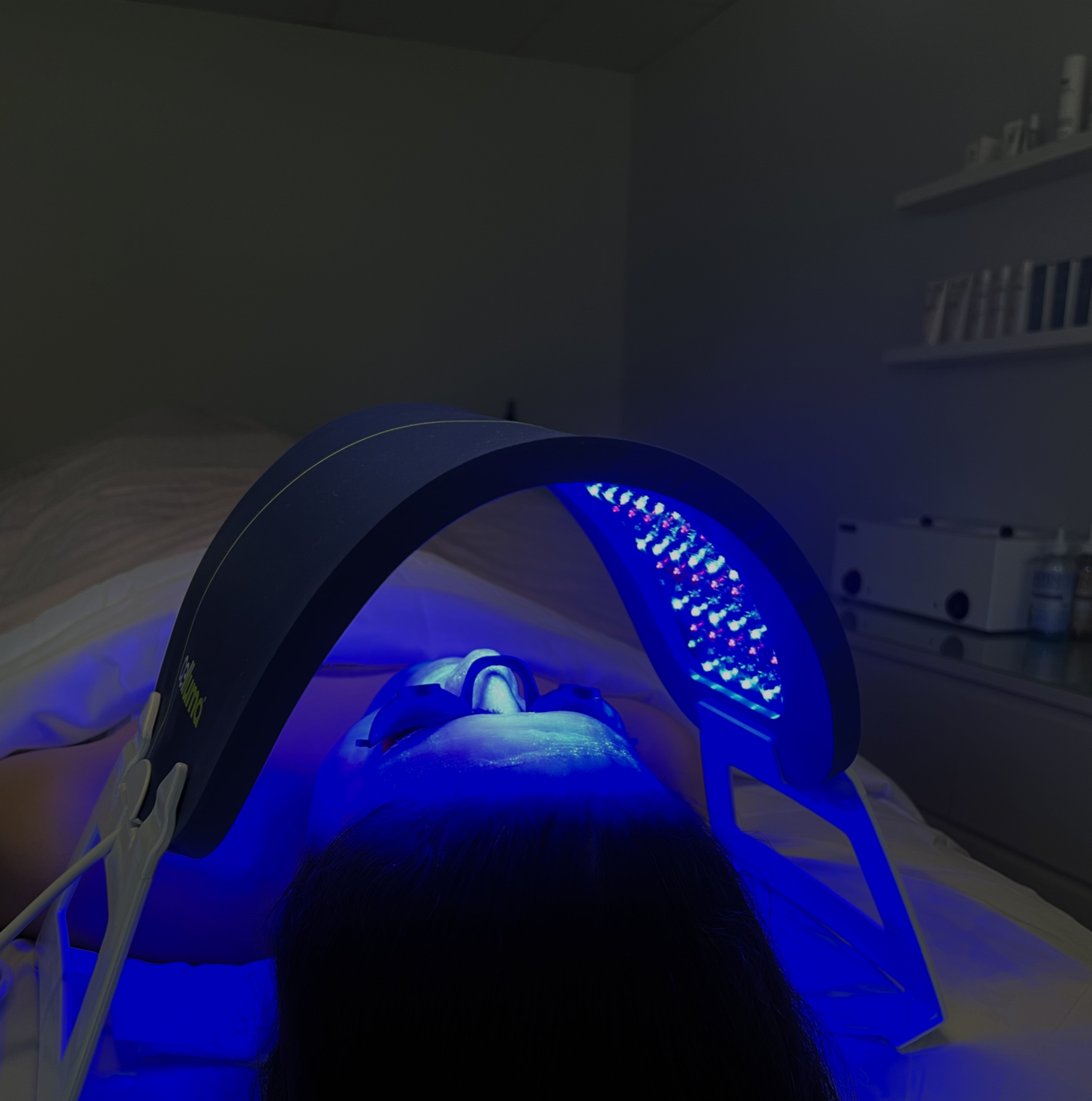 facial with led light therapy