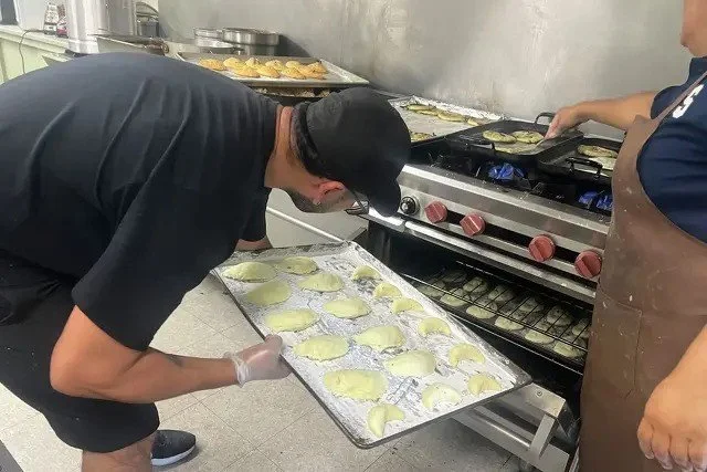 Big thanks to @timesunion for capturing the spirit of Hey Neighbor so beautifully 🙏🏾⁠
⁠
So proud of these four talented chefs who worked together from sunrise to sunset, making 605 dishes from 3 countries for 65 neighbors in one whirlwind day. Thei
